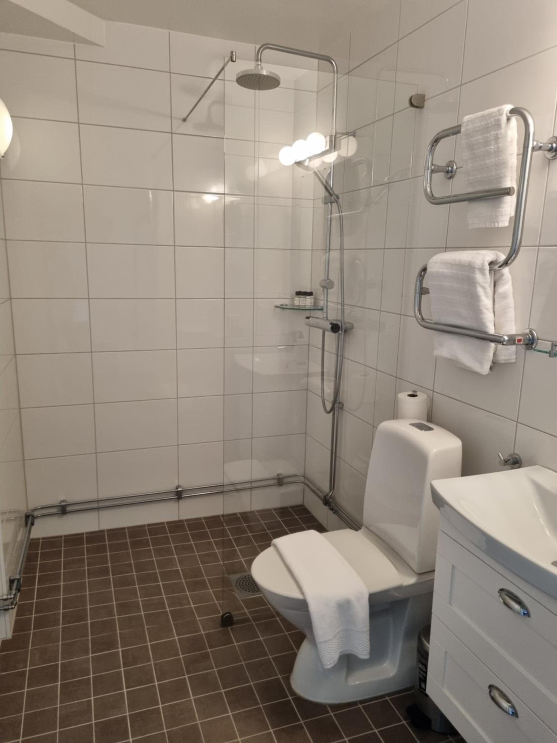Standard Twin Room - Photo 3