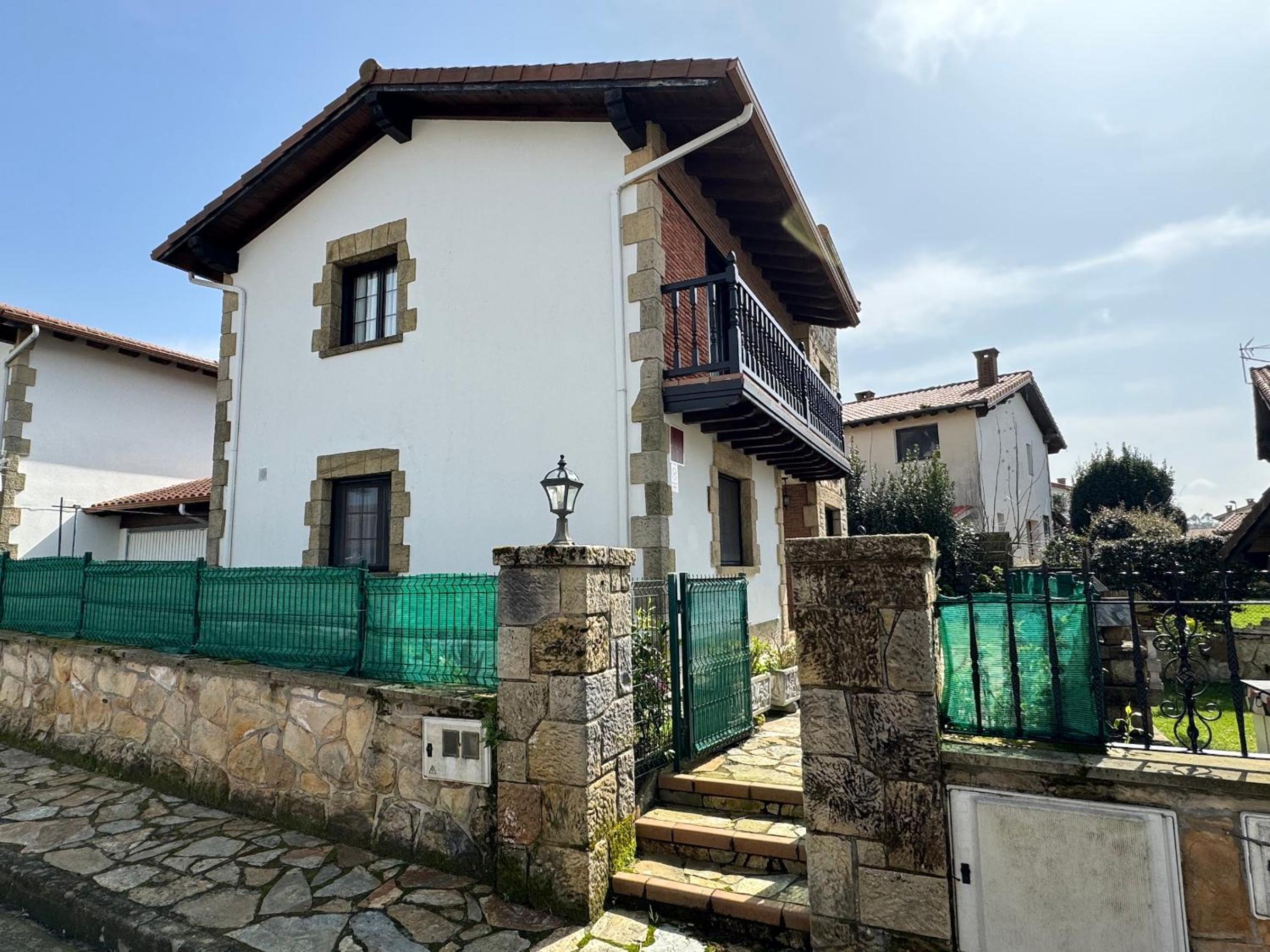 Three-Bedroom House with Garden photo 2