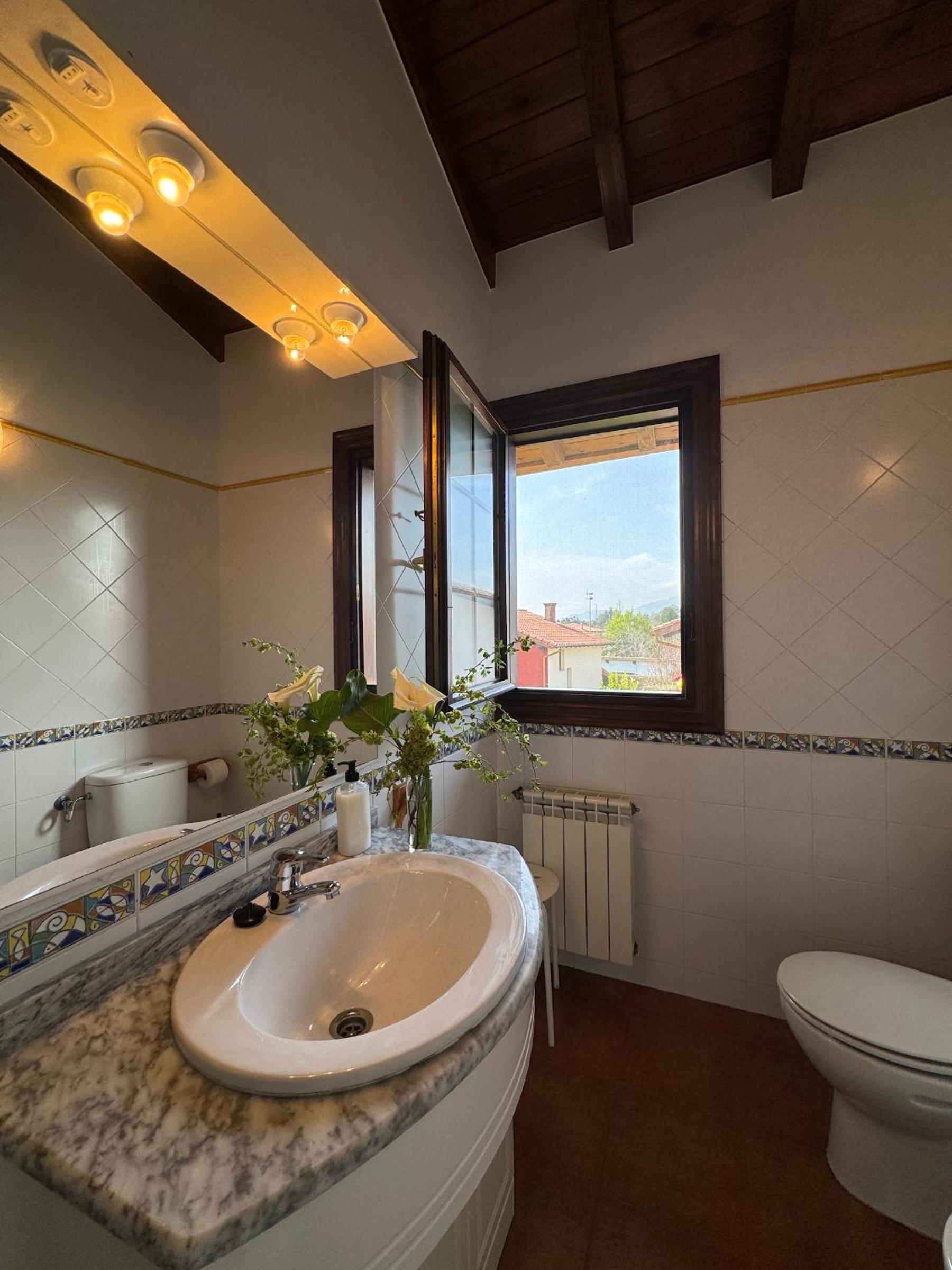 Three-Bedroom House with Garden photo 3