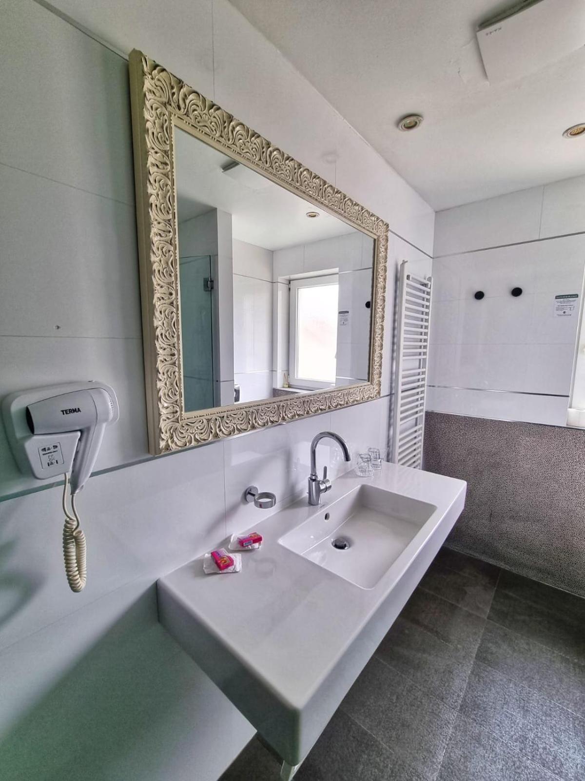 Classic Triple Room - Photo 6