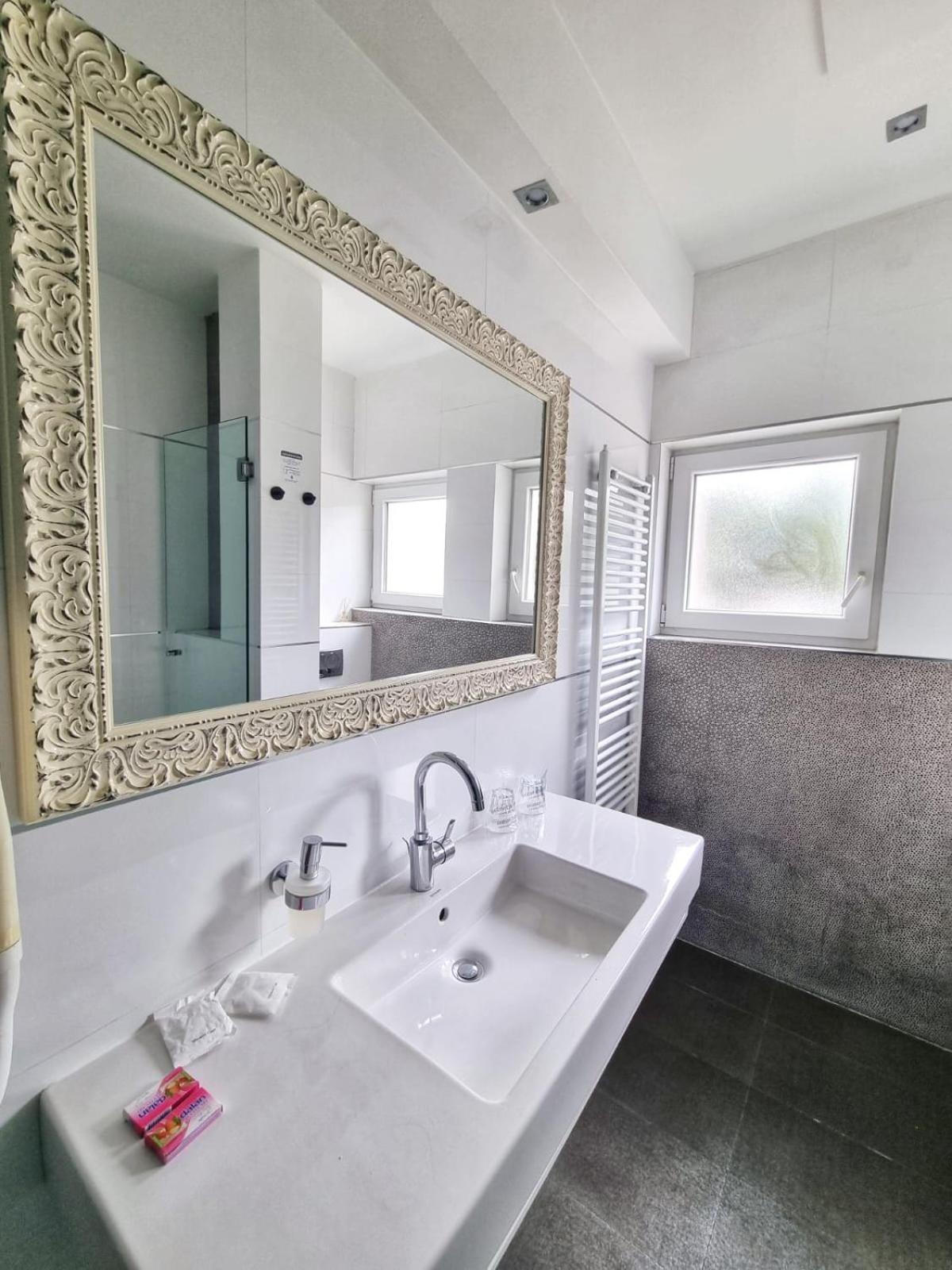 Classic Triple Room - Photo 9