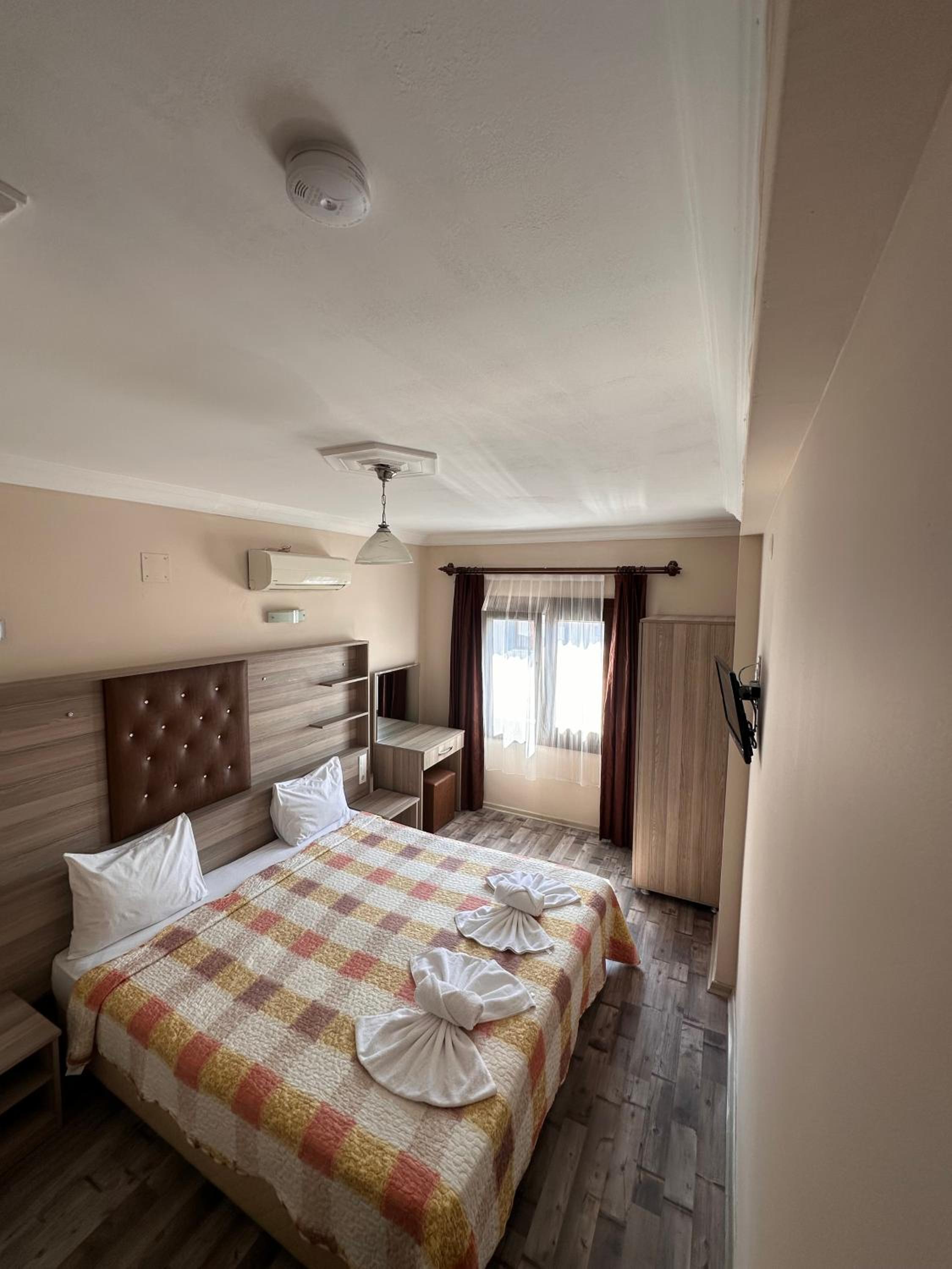 Standard Double or Twin Room - Photo 5