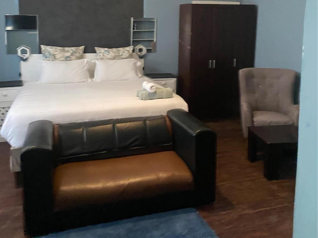 Standard King Room - Photo 11