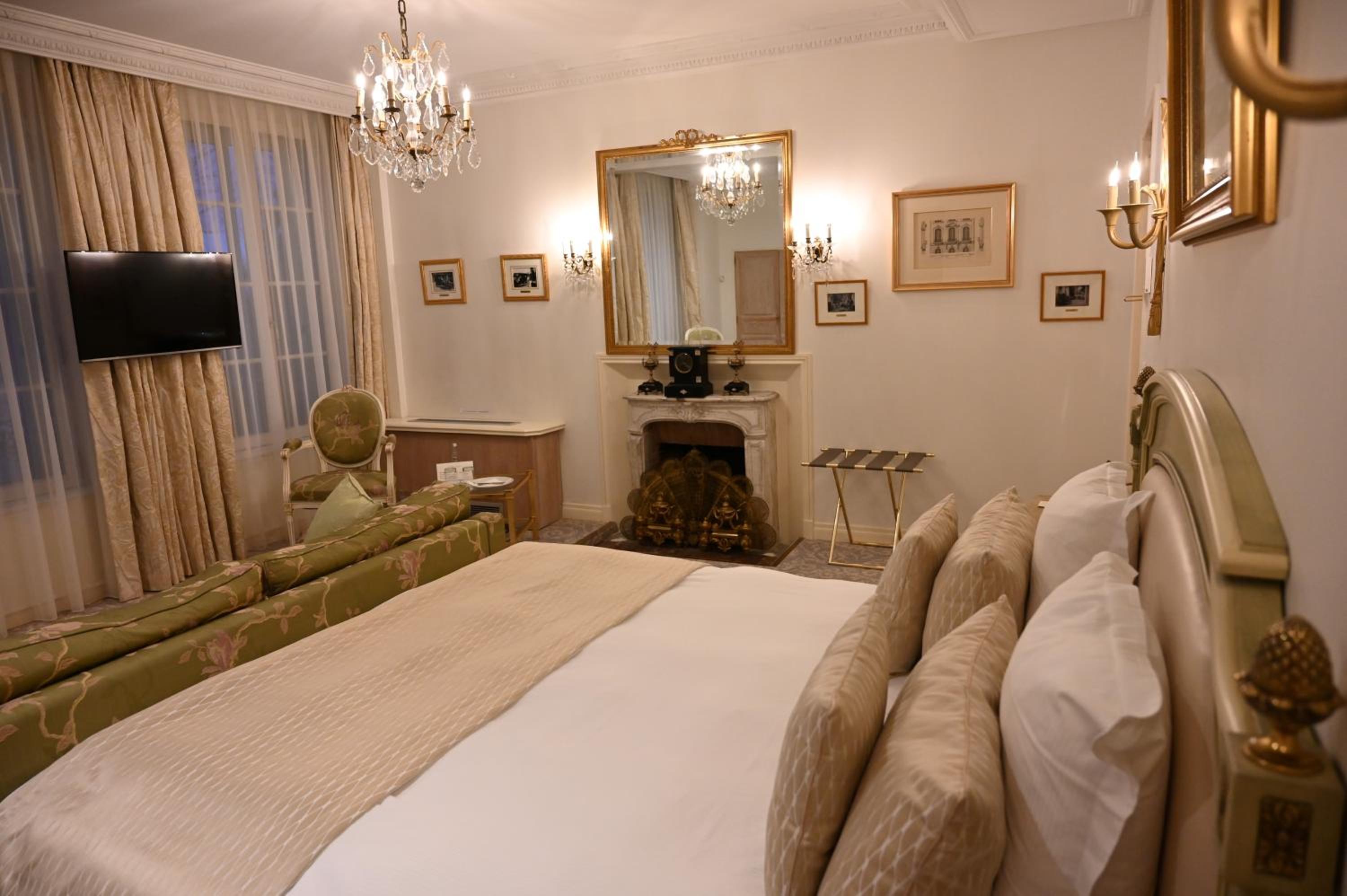 Deluxe Room - Photo 10