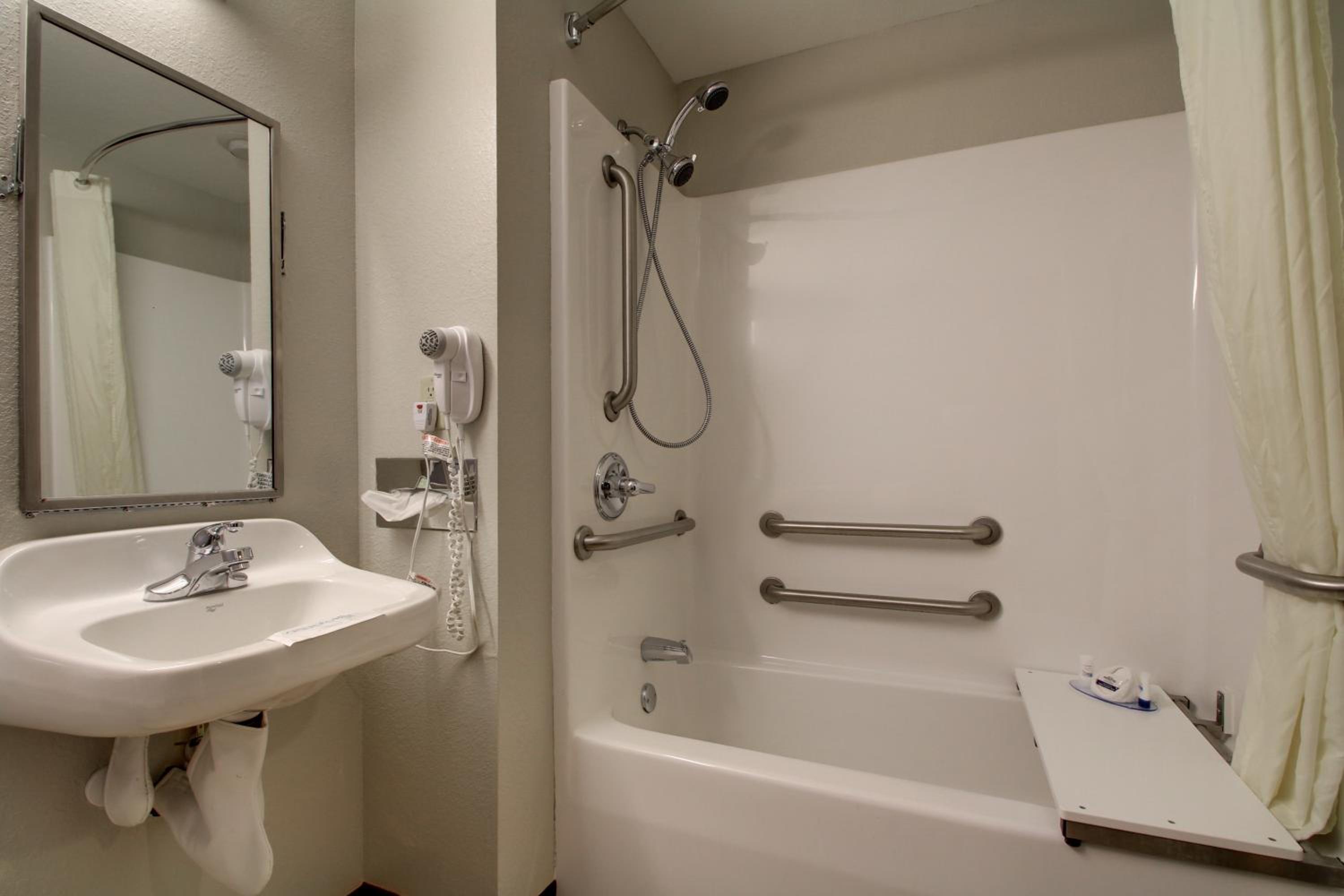 Microtel Inn & Suites by Wyndham Tuscaloosa, Photo 2