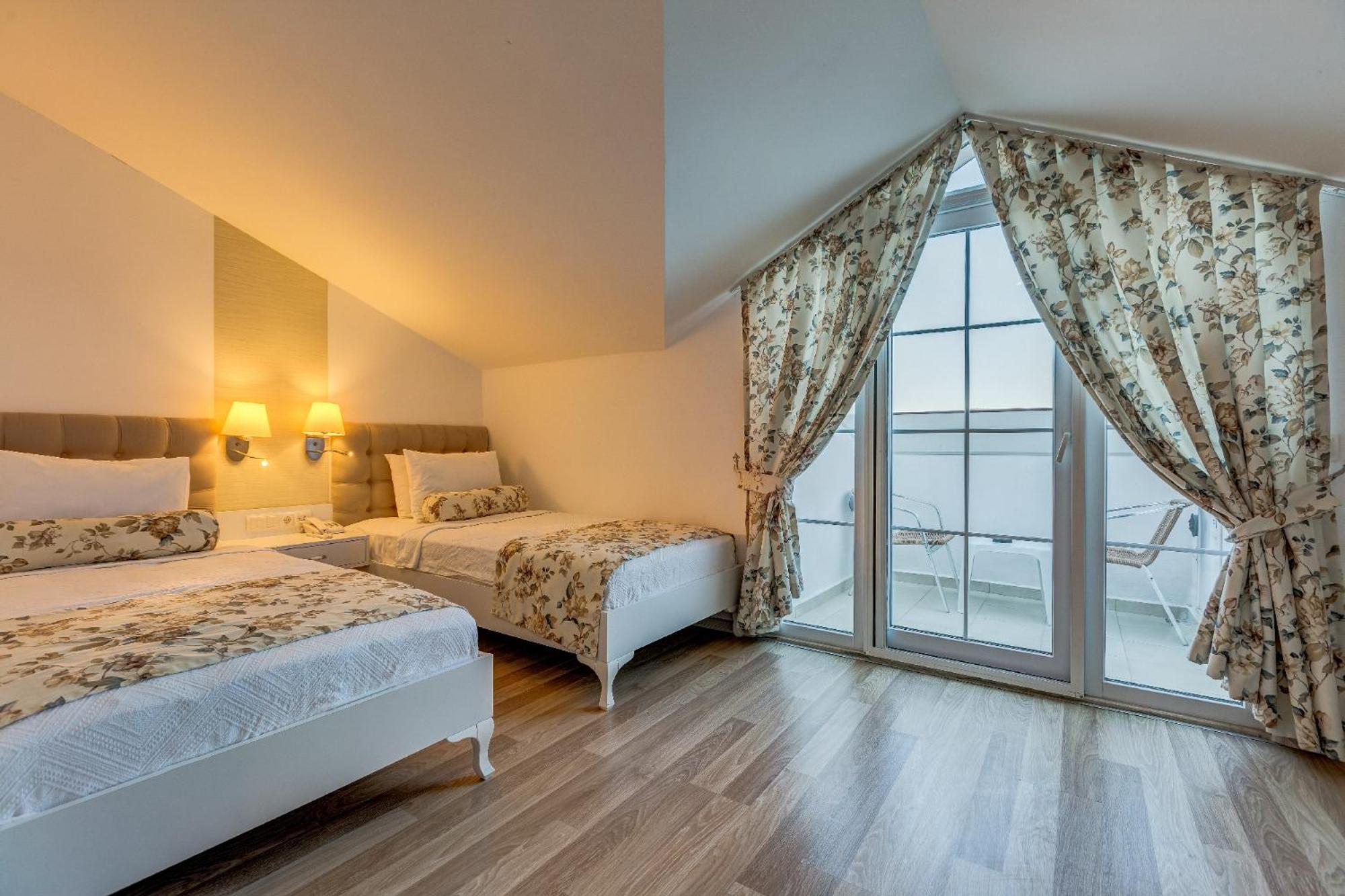 Deluxe Room - Photo 16