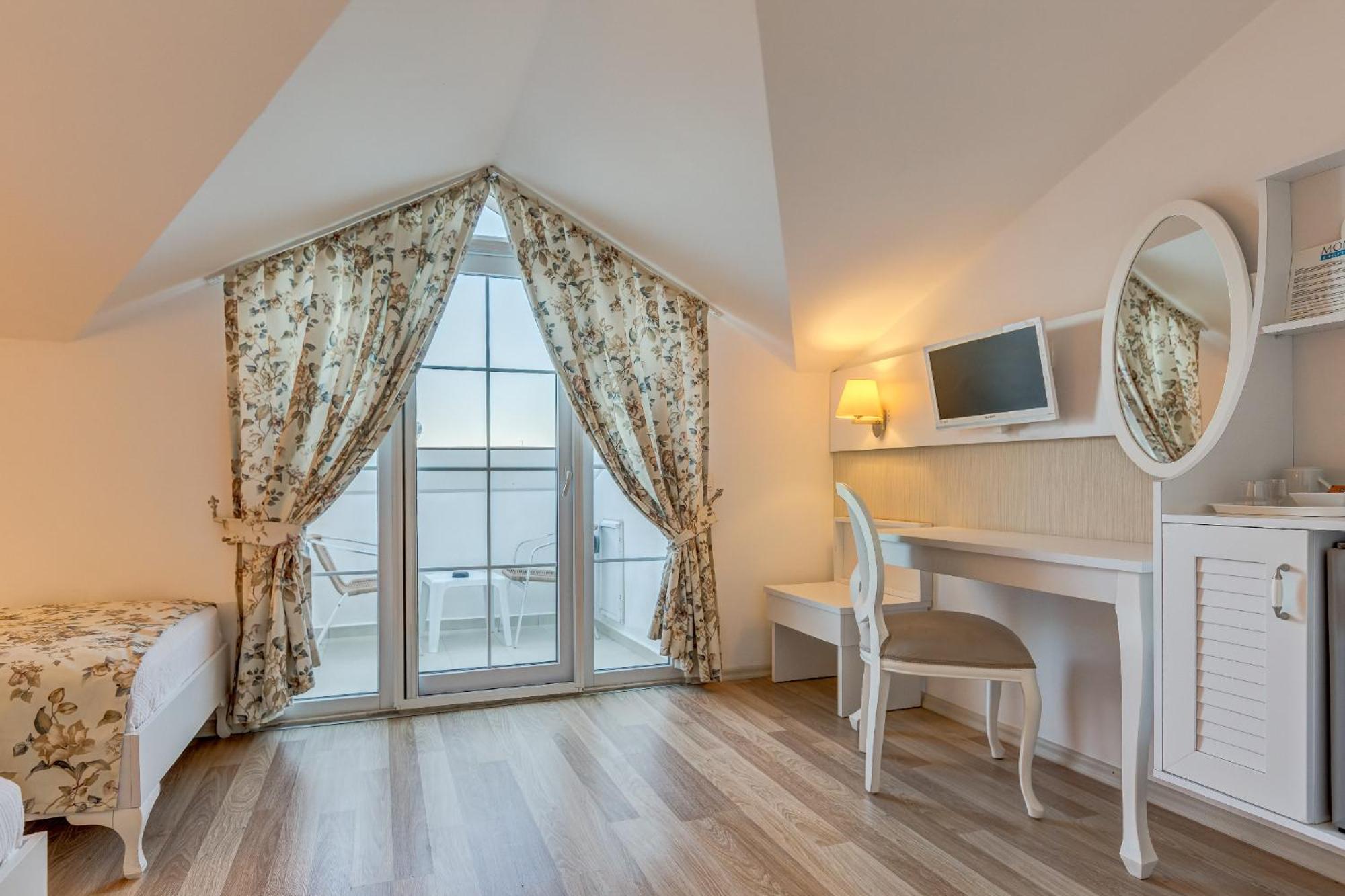 Deluxe Room - Photo 13