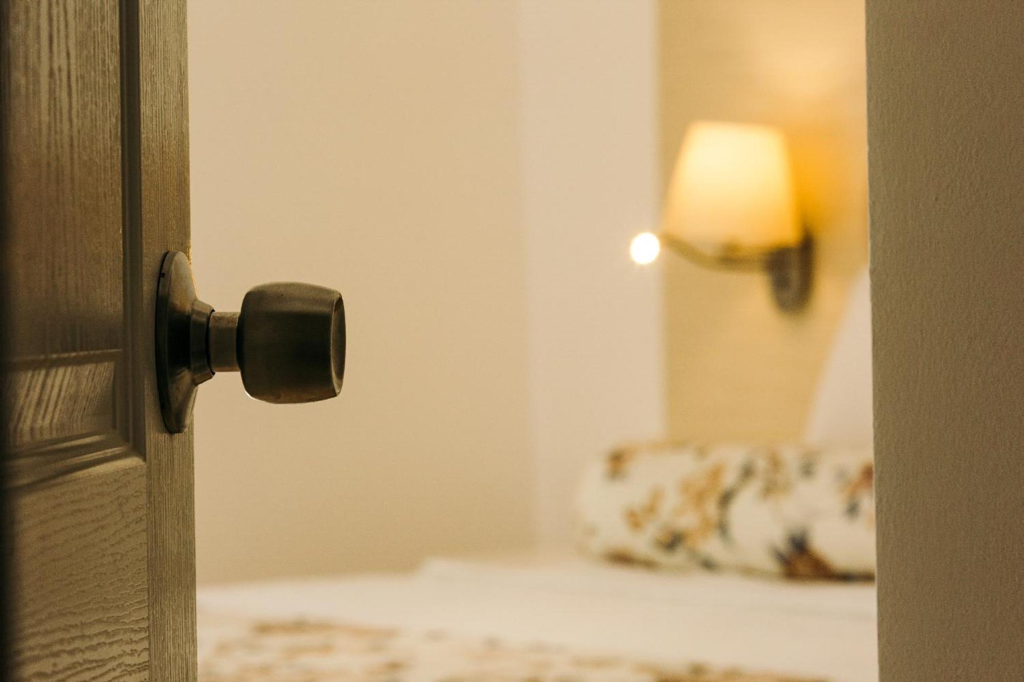 Deluxe Room - Photo 15