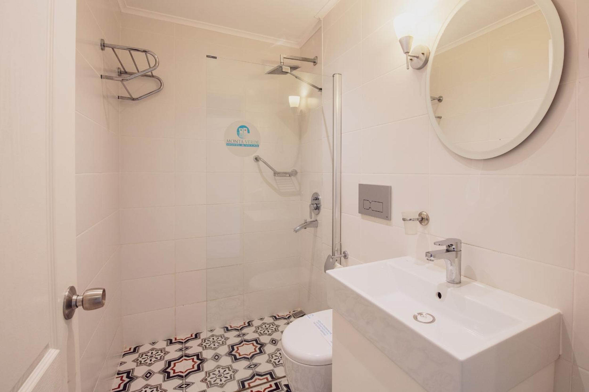 Deluxe Room - Photo 11