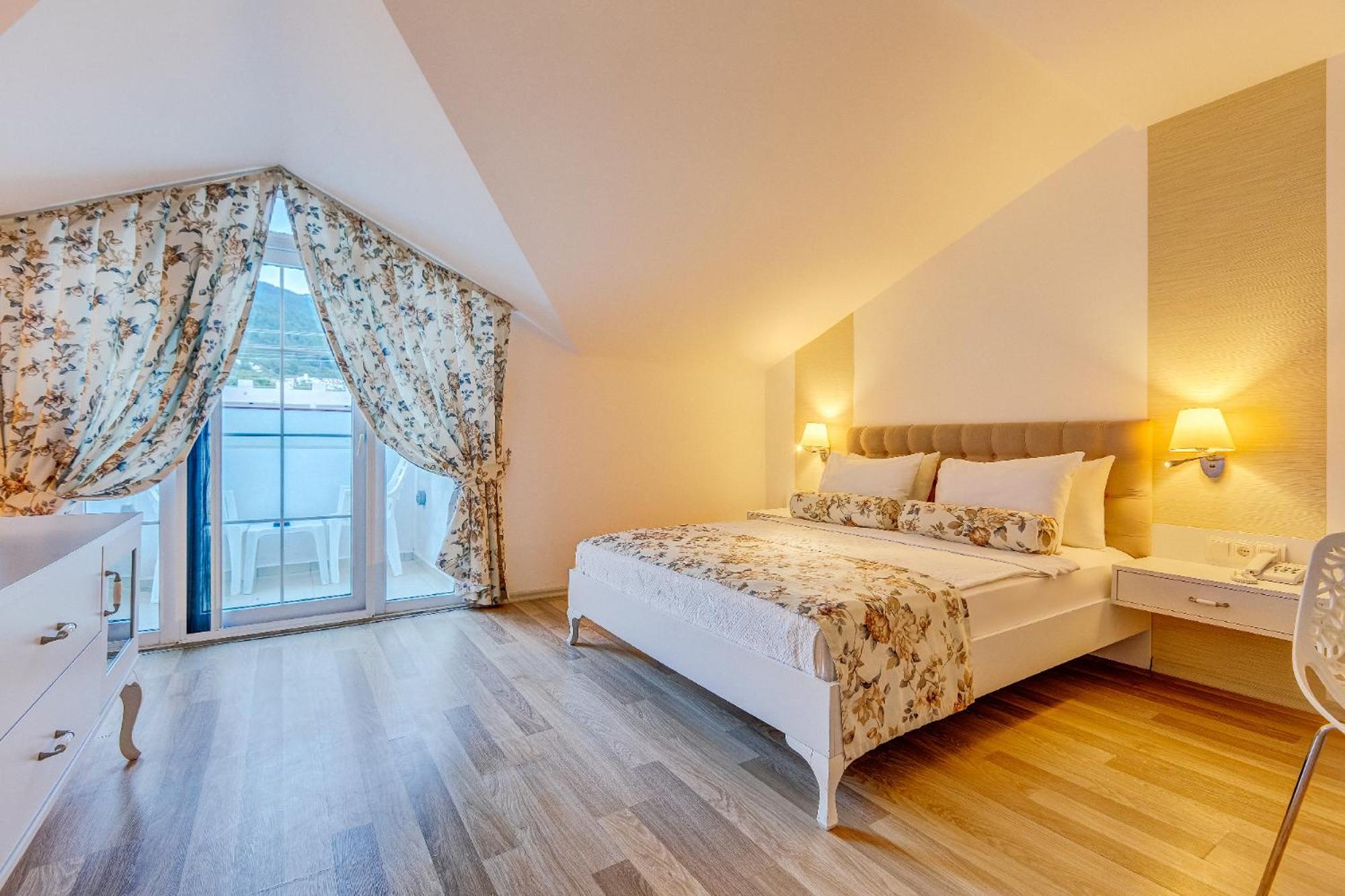 Deluxe Room - Photo 10