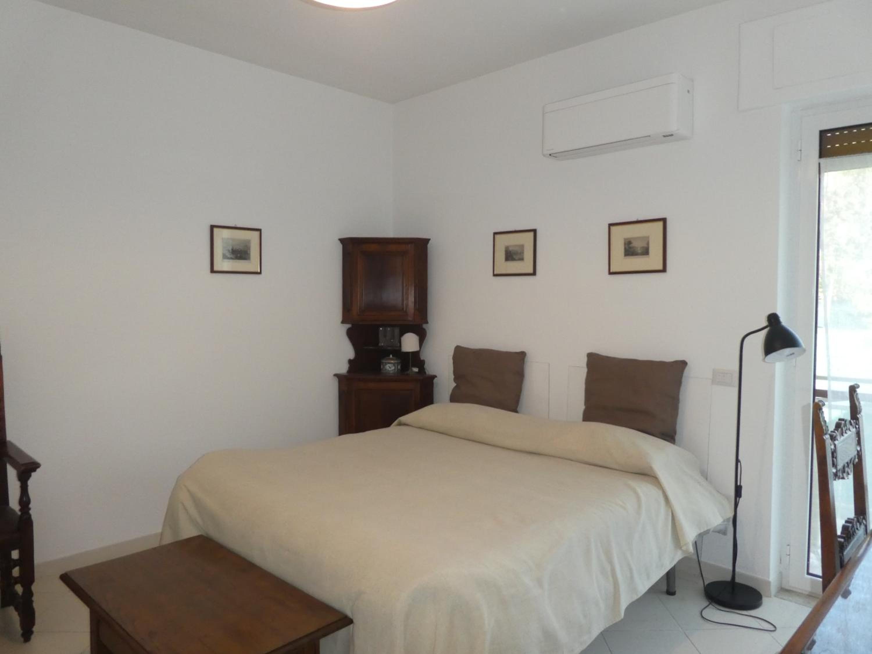 Double Room with Private Bathroom and Garden View - Photo 1