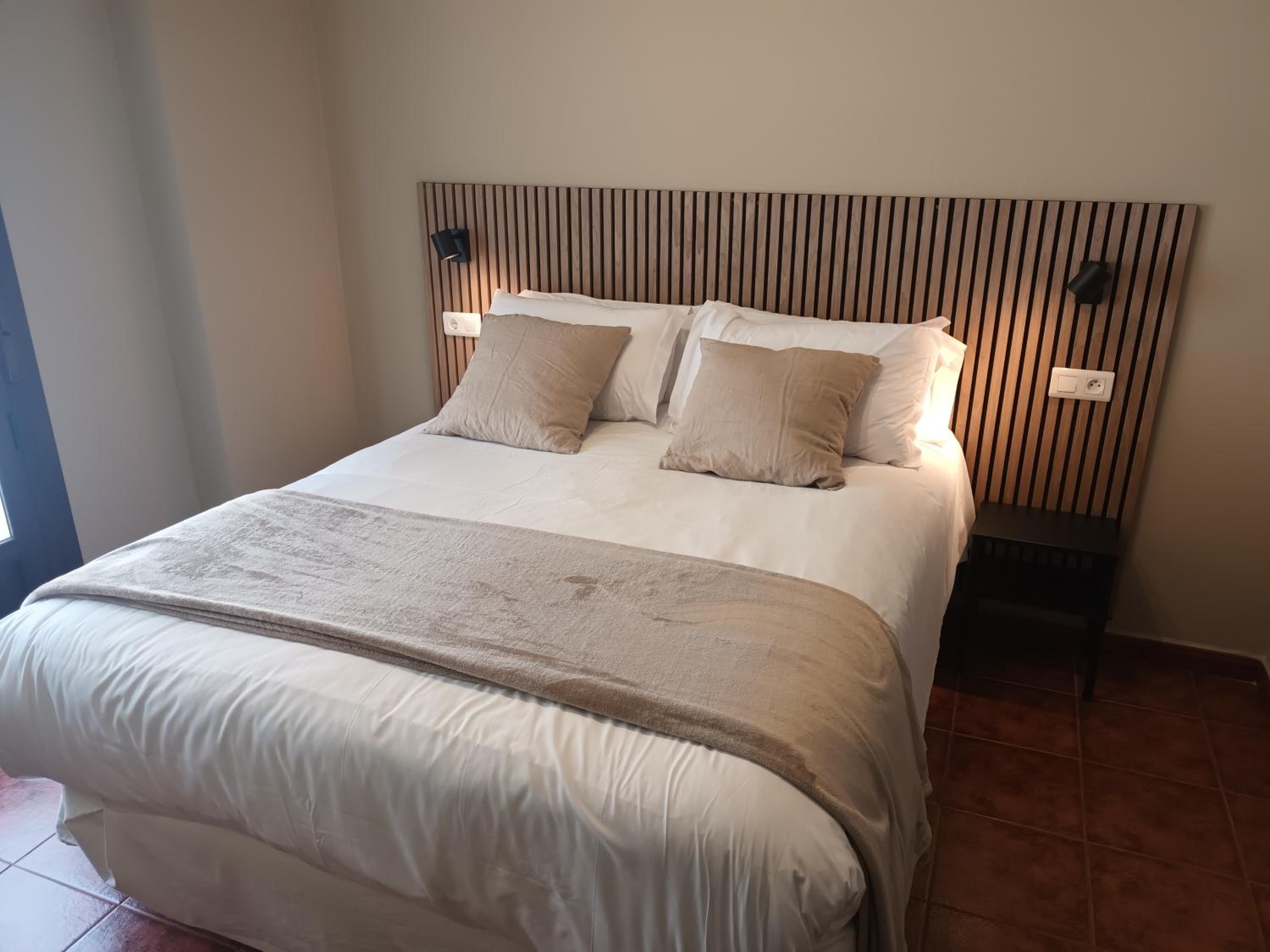 Standard Double Room - Photo 9