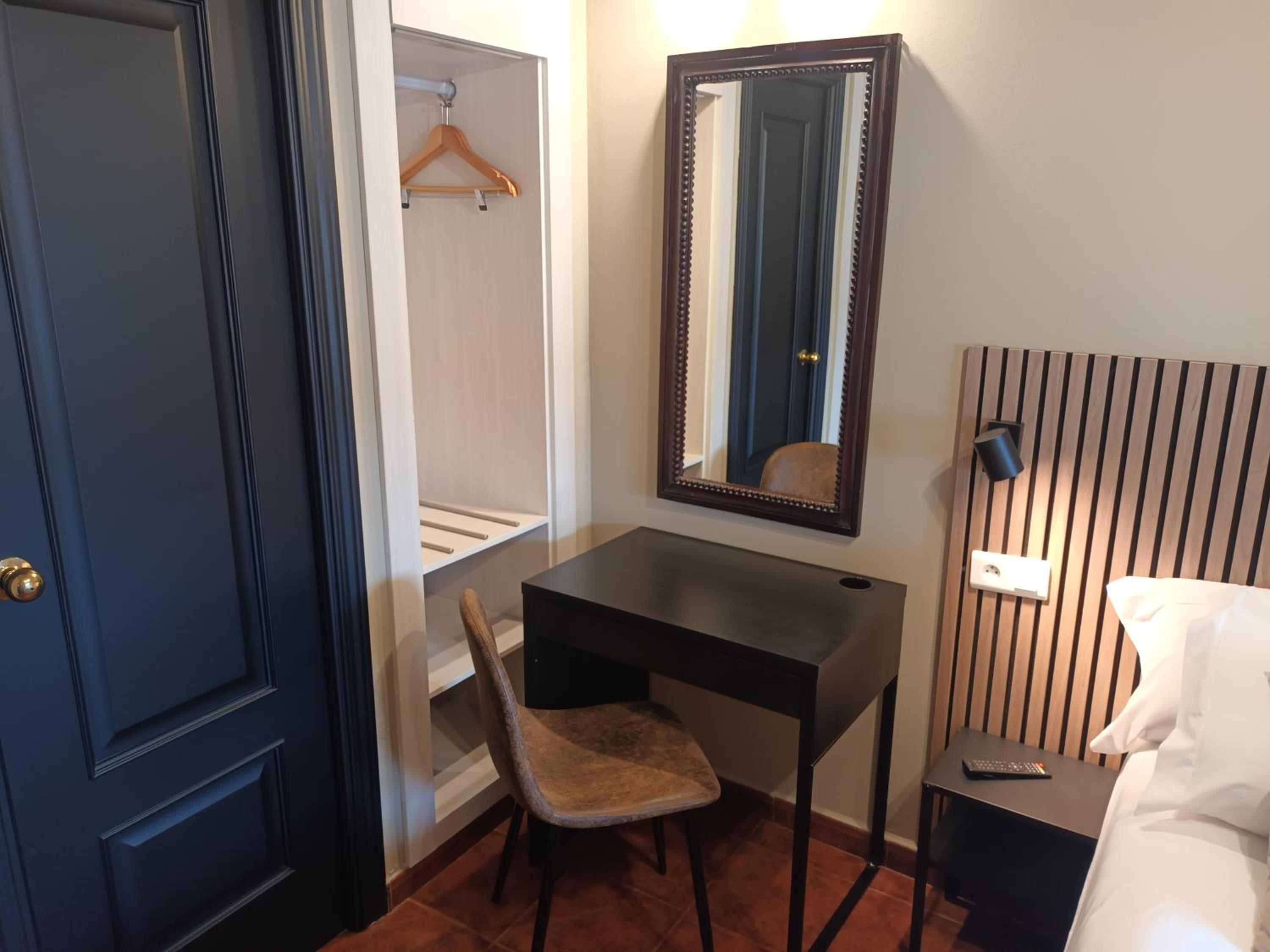 Standard Double Room - Photo 4