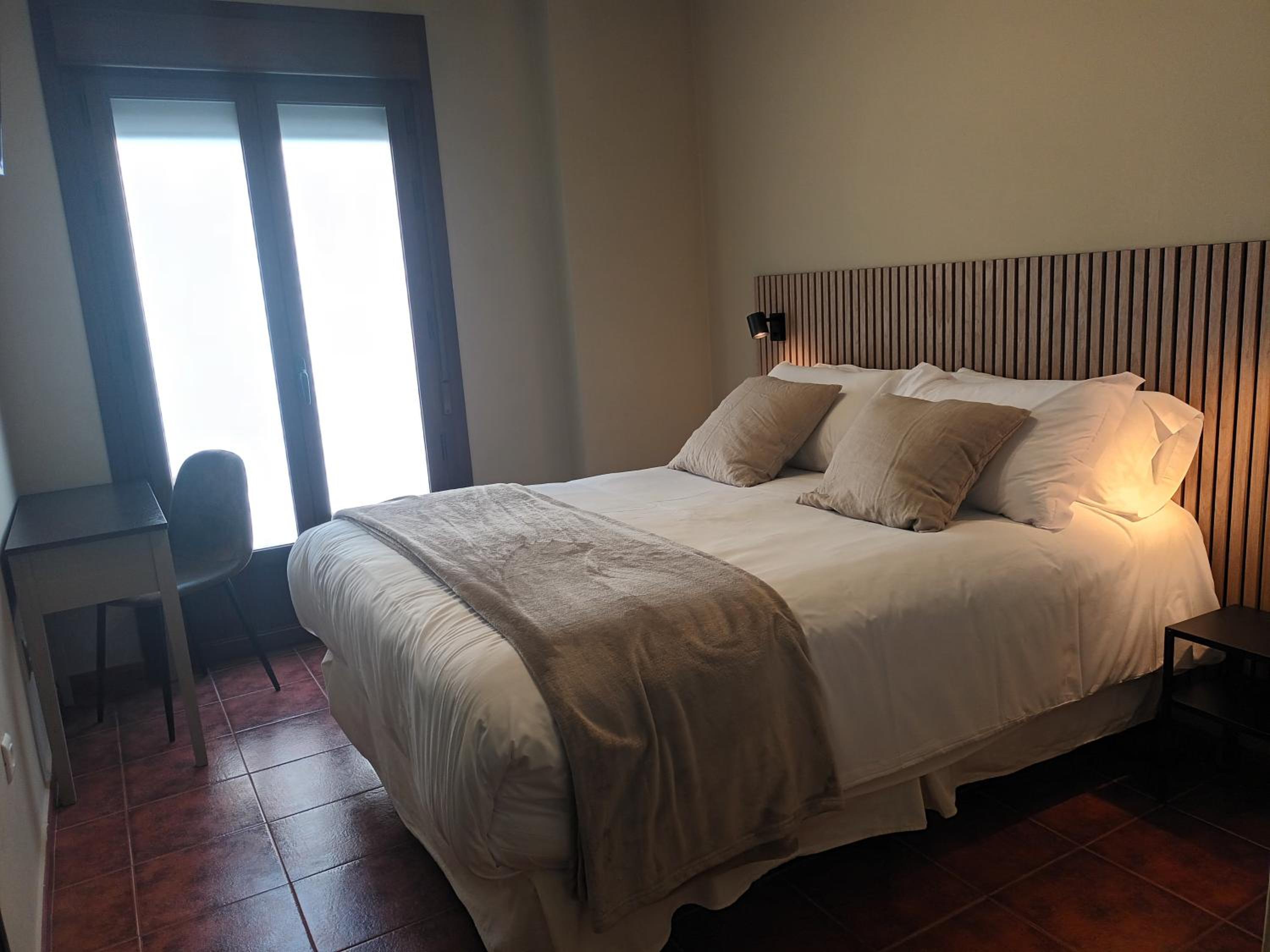 Standard Double Room - Photo 8