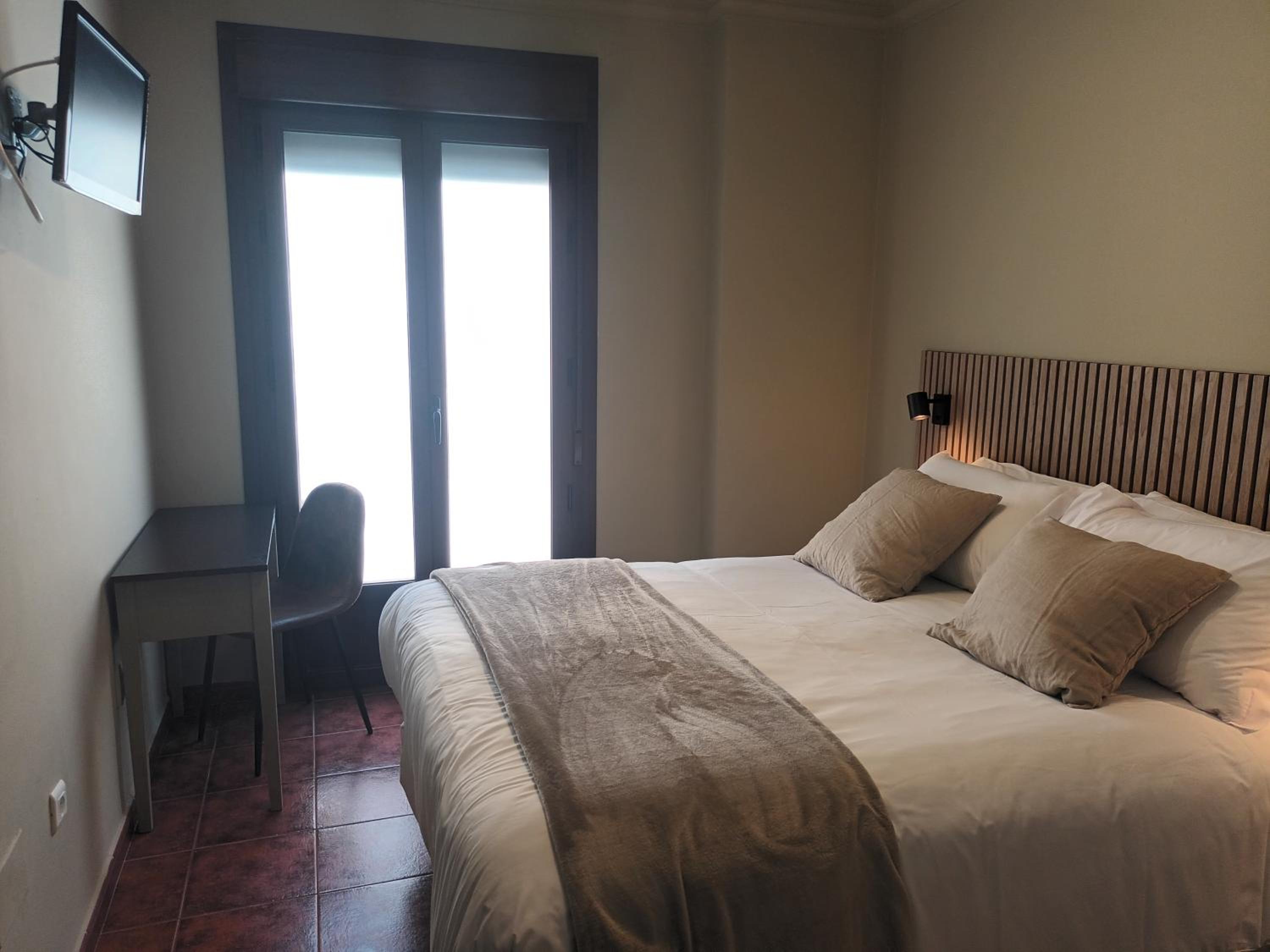 Standard Double Room - Photo 6