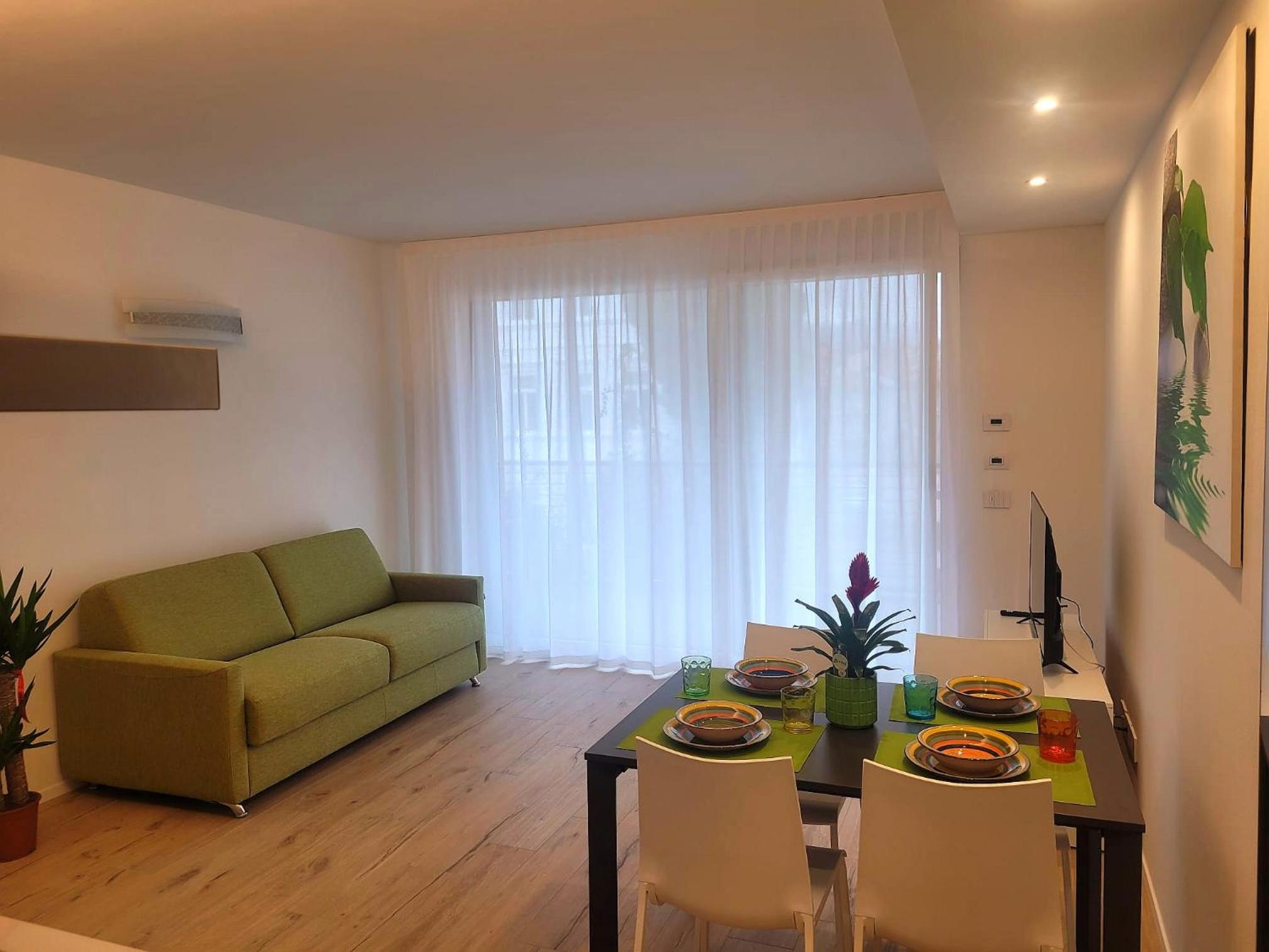 Deluxe One-Bedroom Apartment with City View photo 2