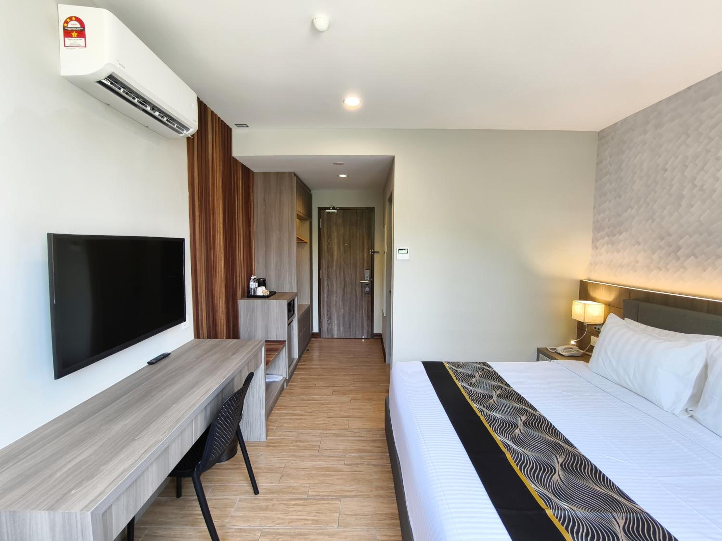 Premium King Room - Photo 2