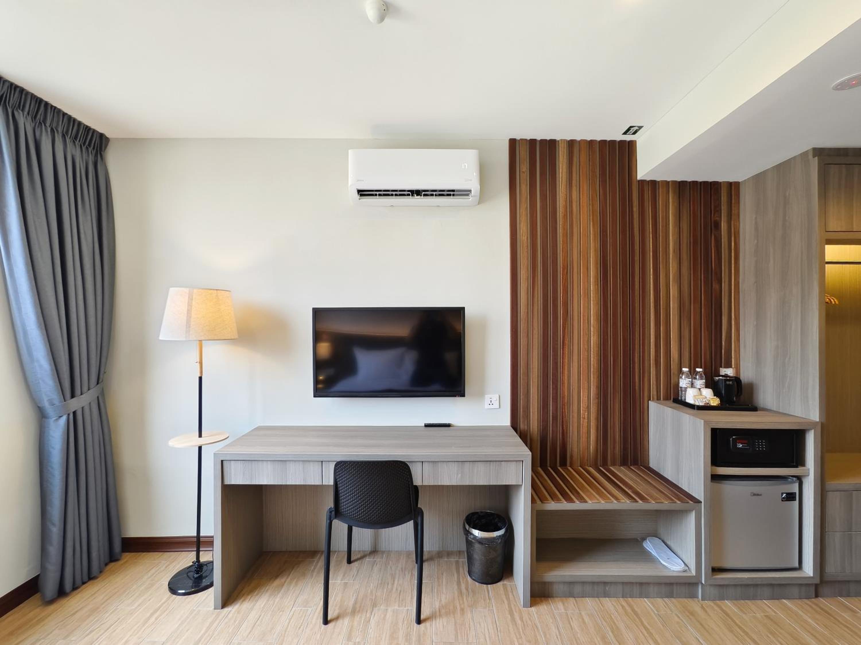 Premium King Room - Photo 4