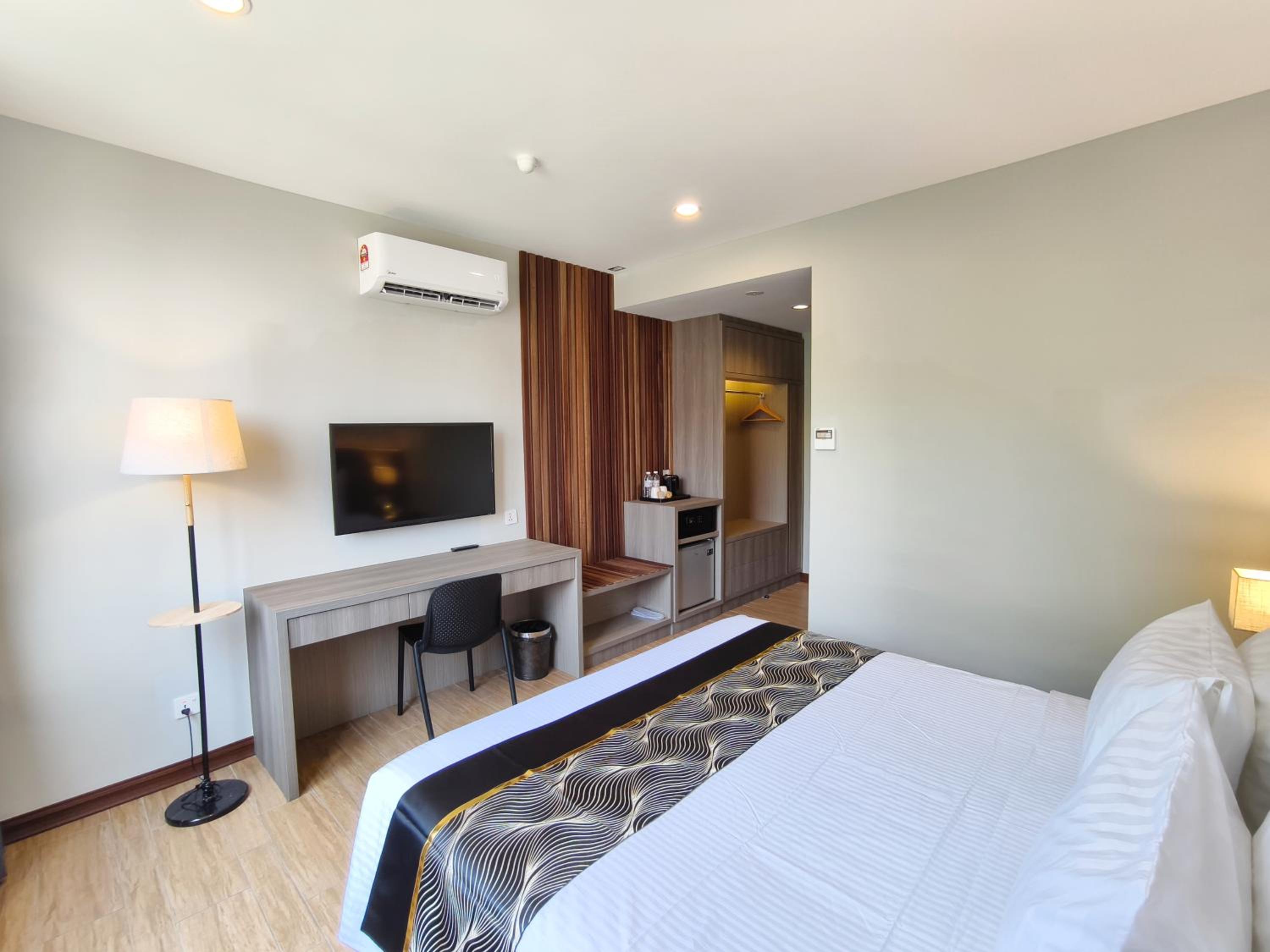 Premium King Room - Photo 3