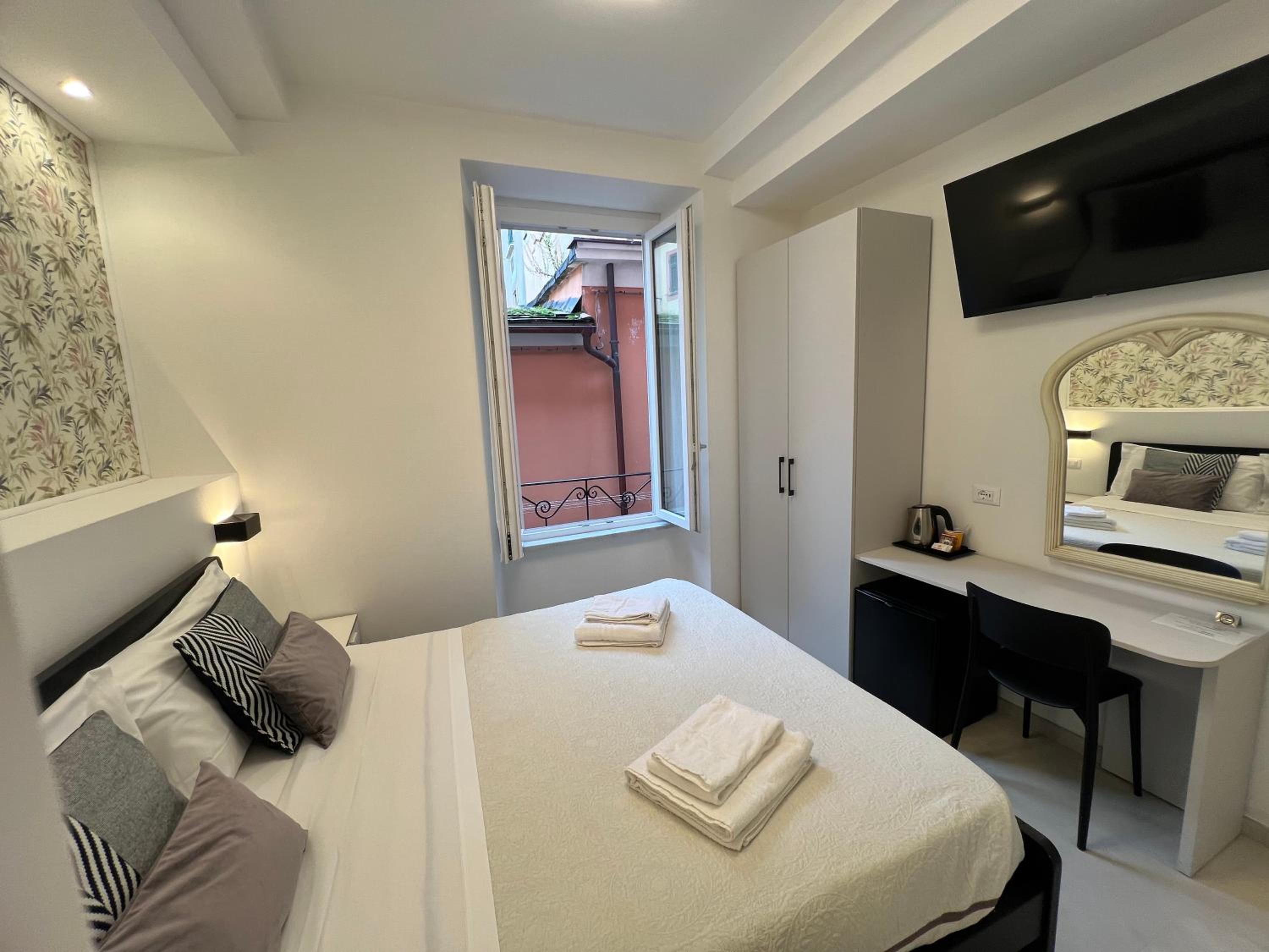 Double Room - Photo 8