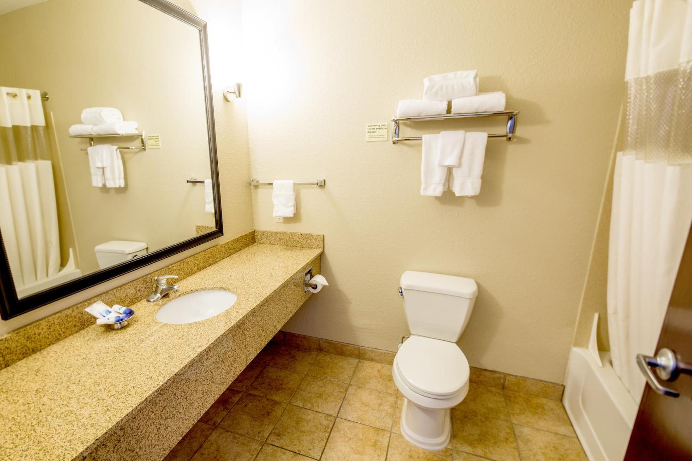 King Room - Non-Smoking - Photo 8
