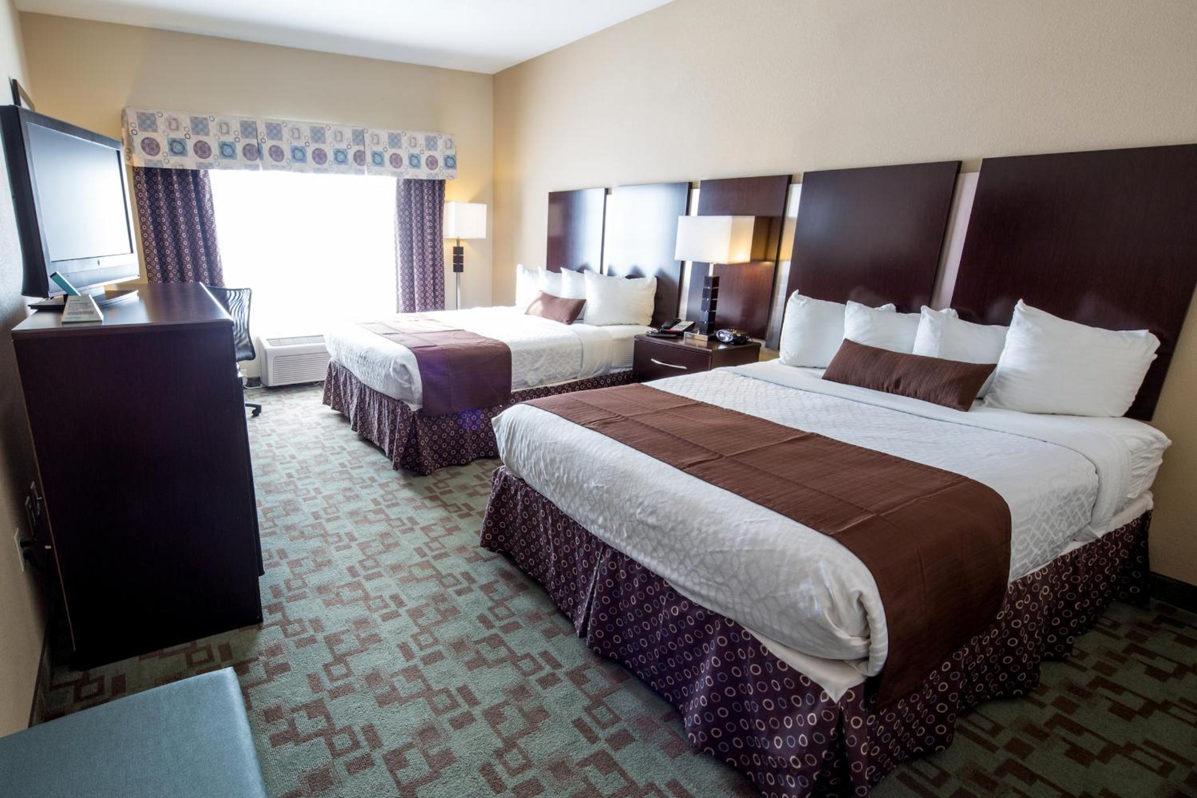 Queen Room with Two Queen Beds - Non-Smoking - Photo 6