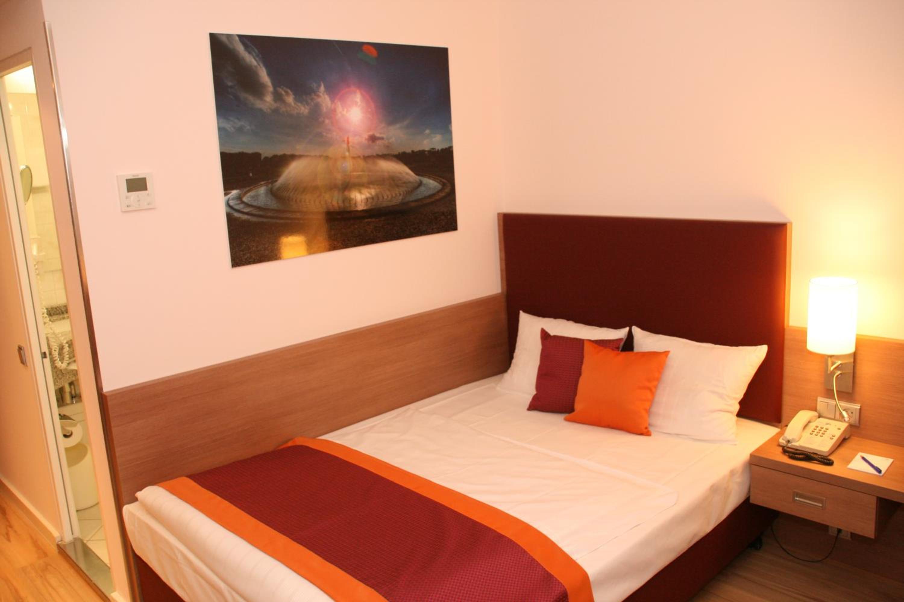 Classic Single Room thumbnail 6