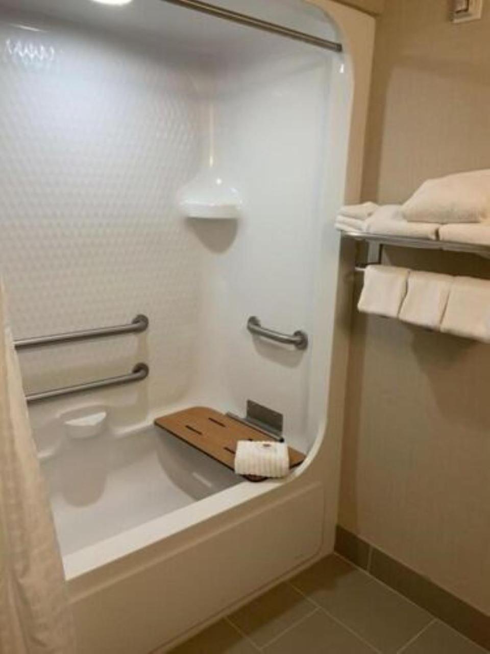 Queen Room with Two Queen Beds - Accessible/Non-Smoking  - Photo 6