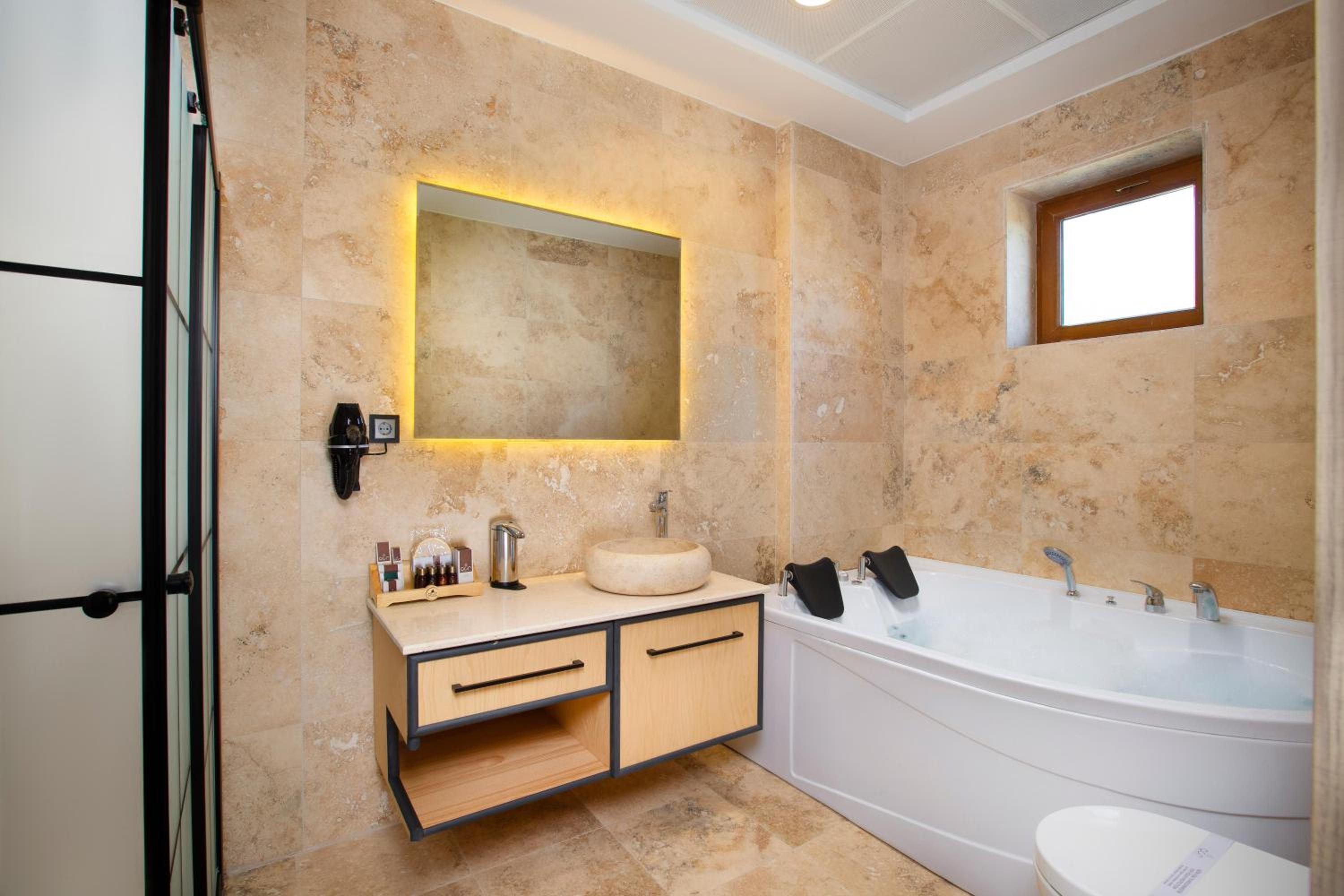 Suite with Hot Tub photo 2