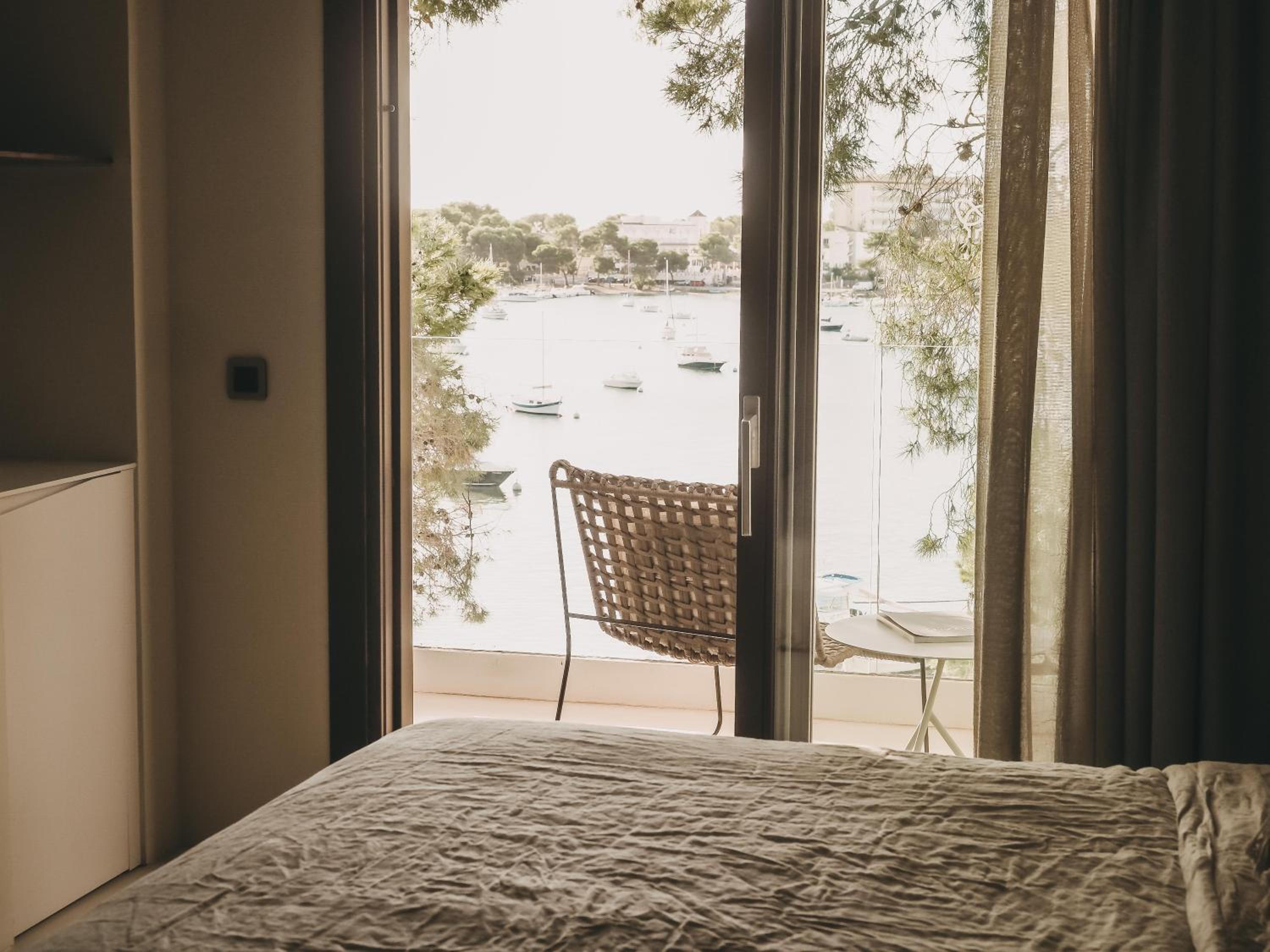 Deluxe Double Room with Balcony and Sea View thumbnail 6