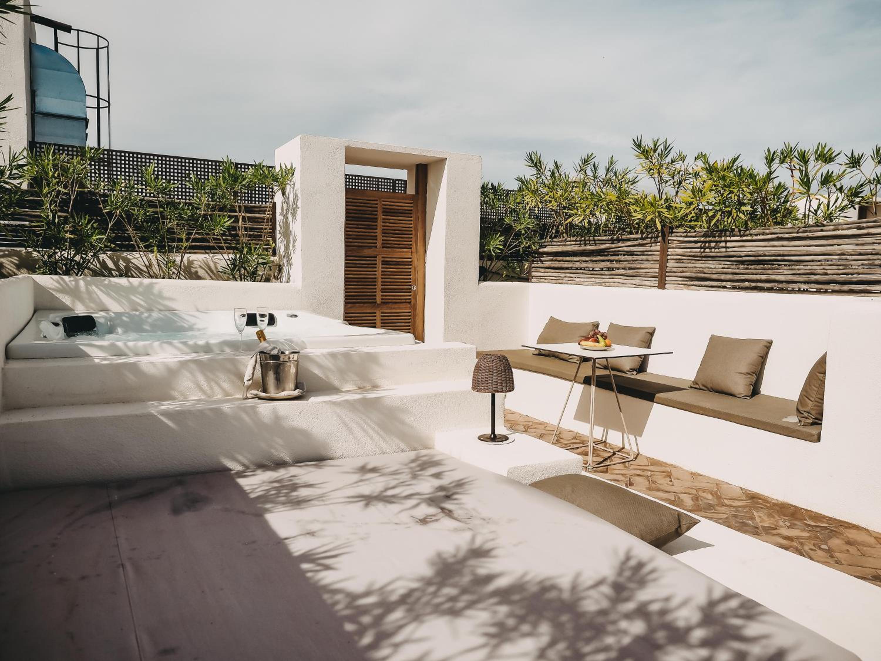 Deluxe Suite with Spa Bath thumbnail 6