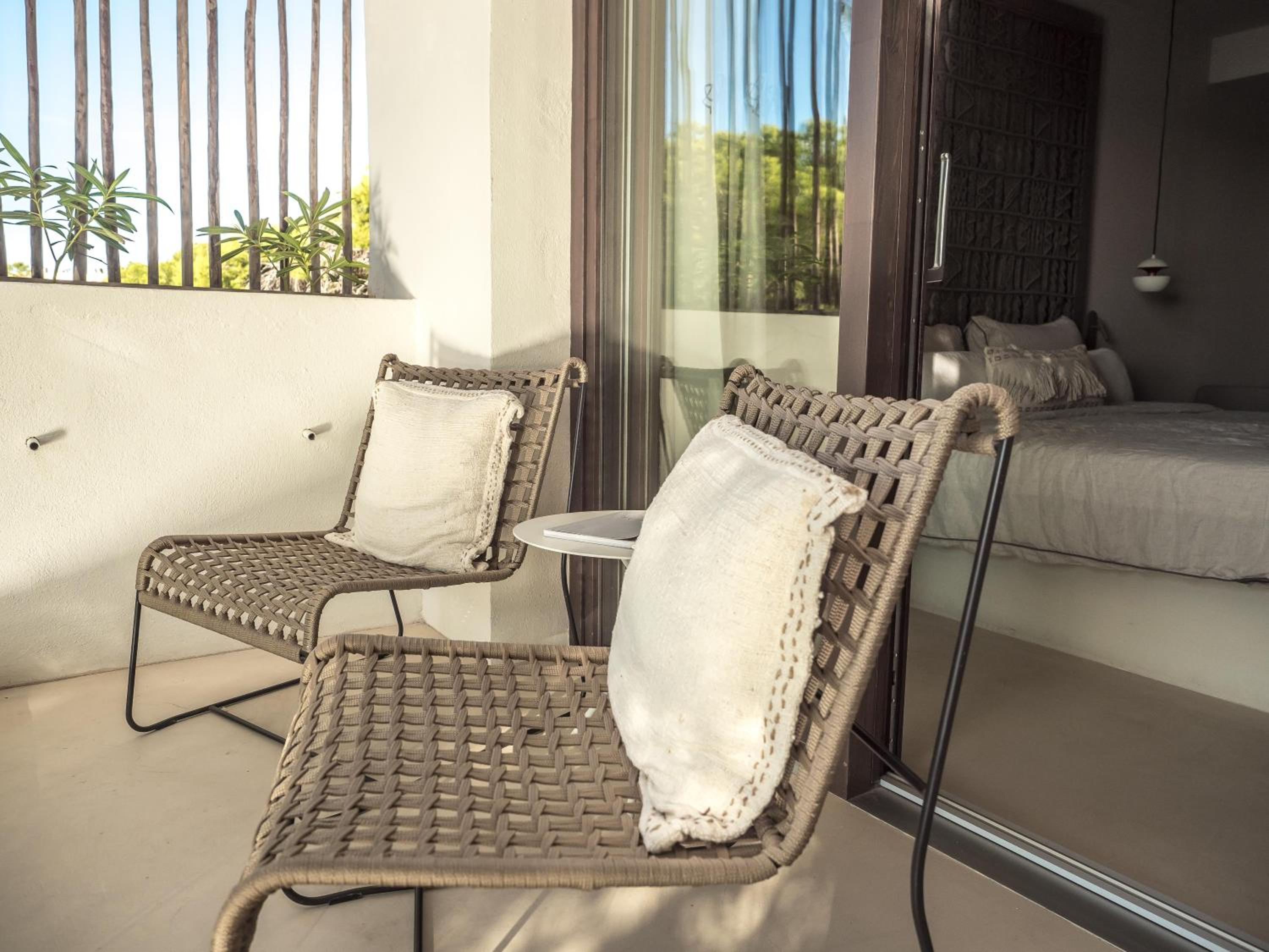 Deluxe Double Room with Balcony and Sea View thumbnail 5