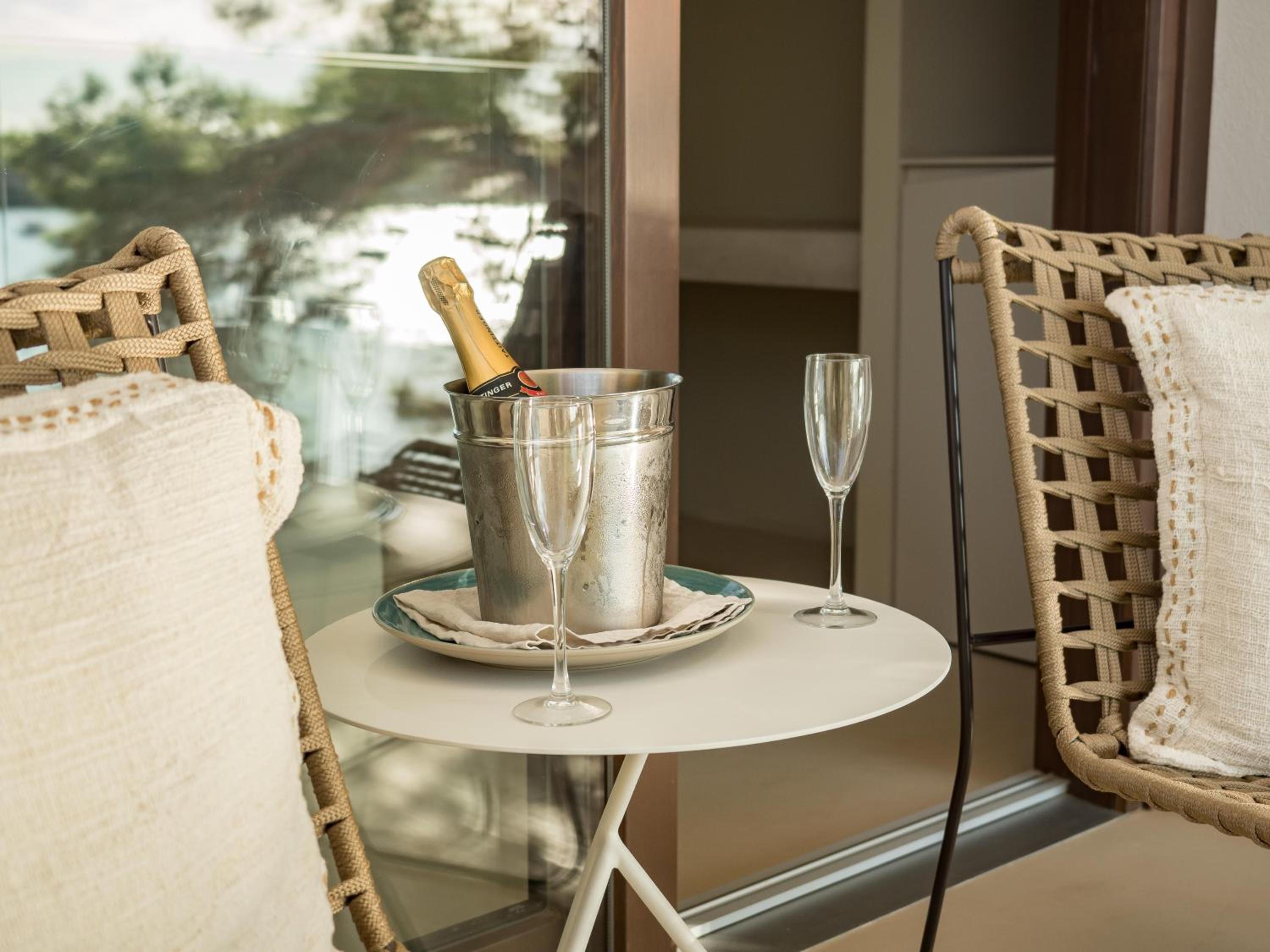 Deluxe Double Room with Balcony and Sea View thumbnail 6