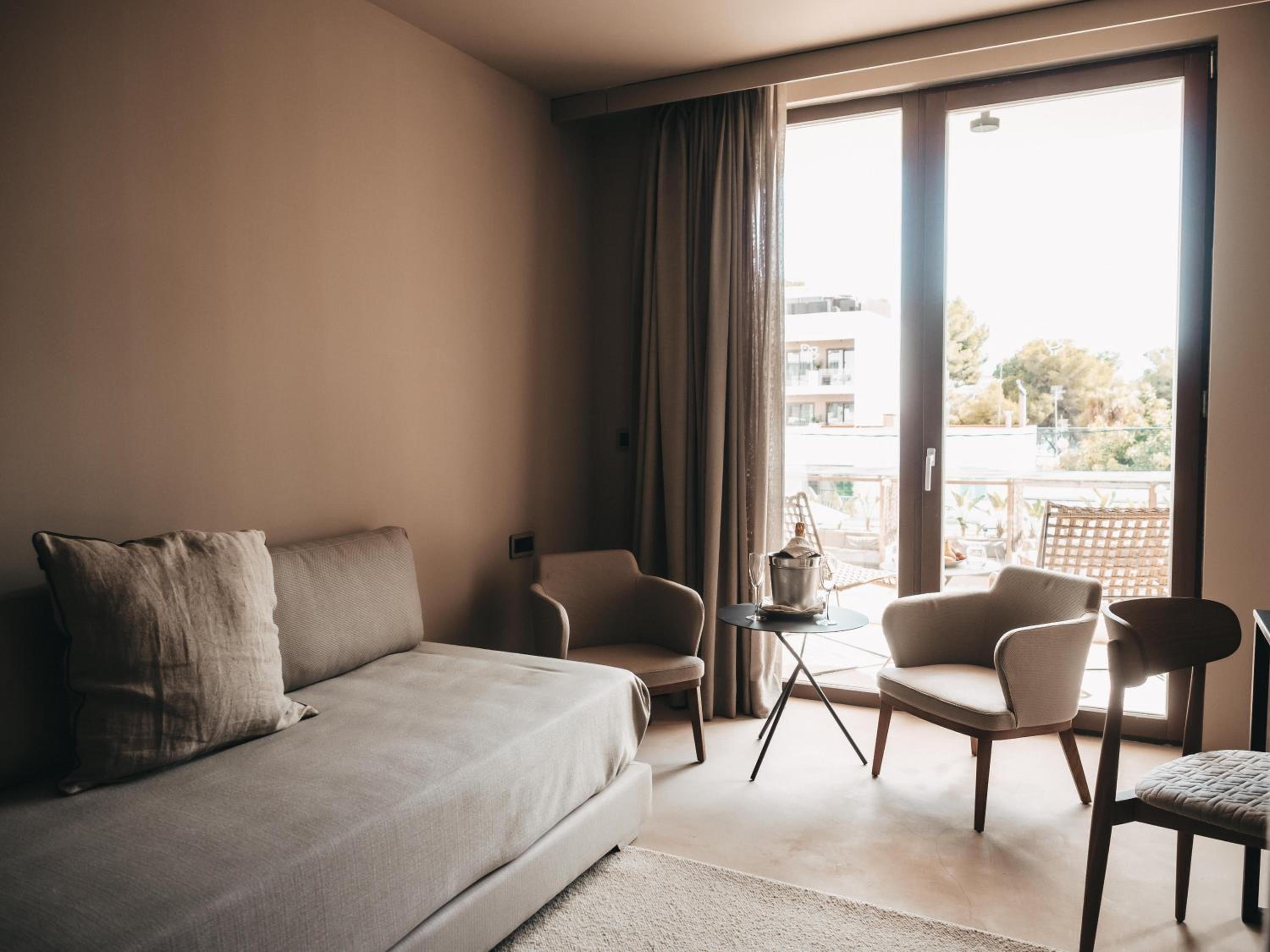 Deluxe Double Room with Balcony thumbnail 5