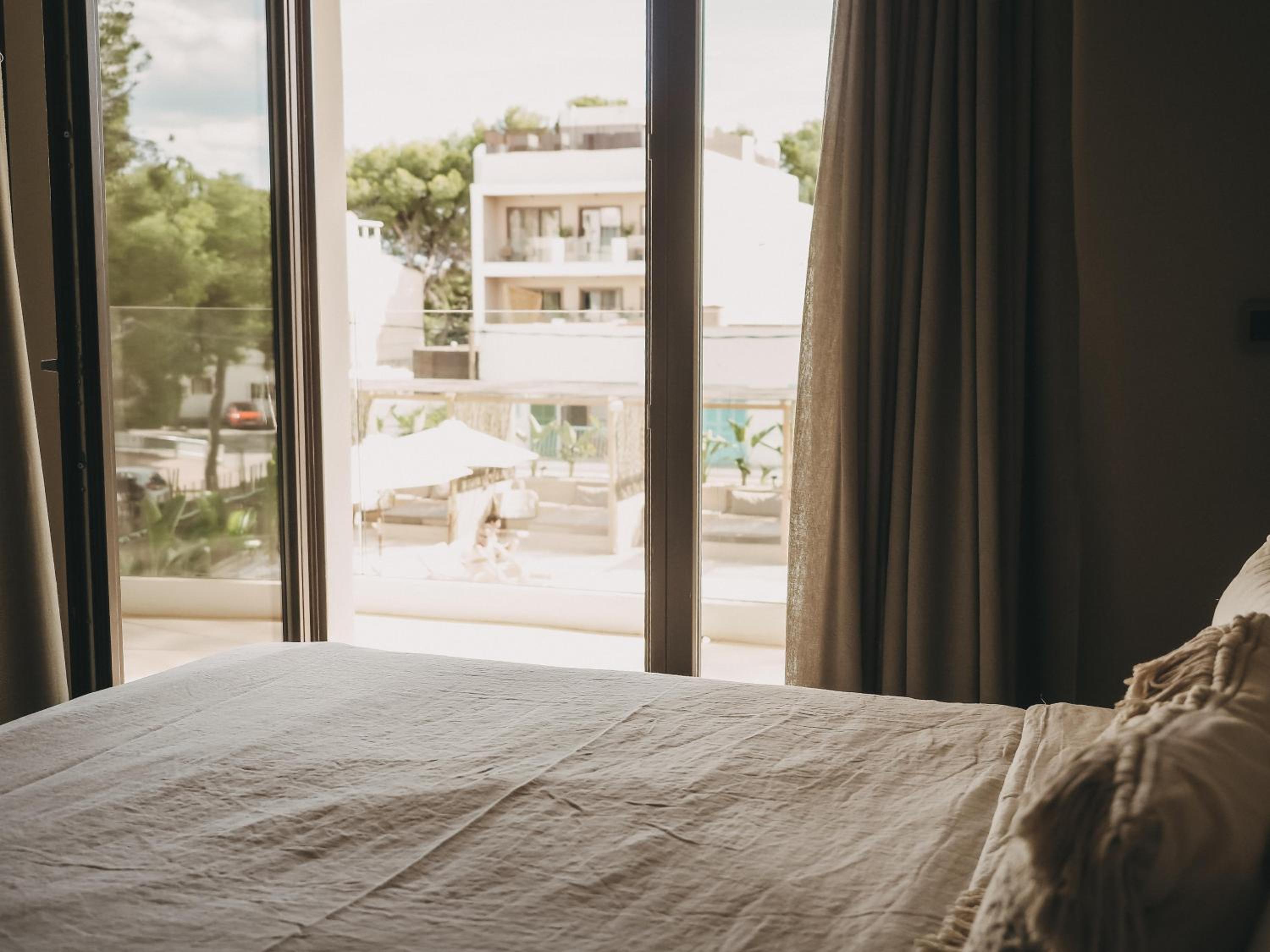 Deluxe Double Room with Balcony thumbnail 6