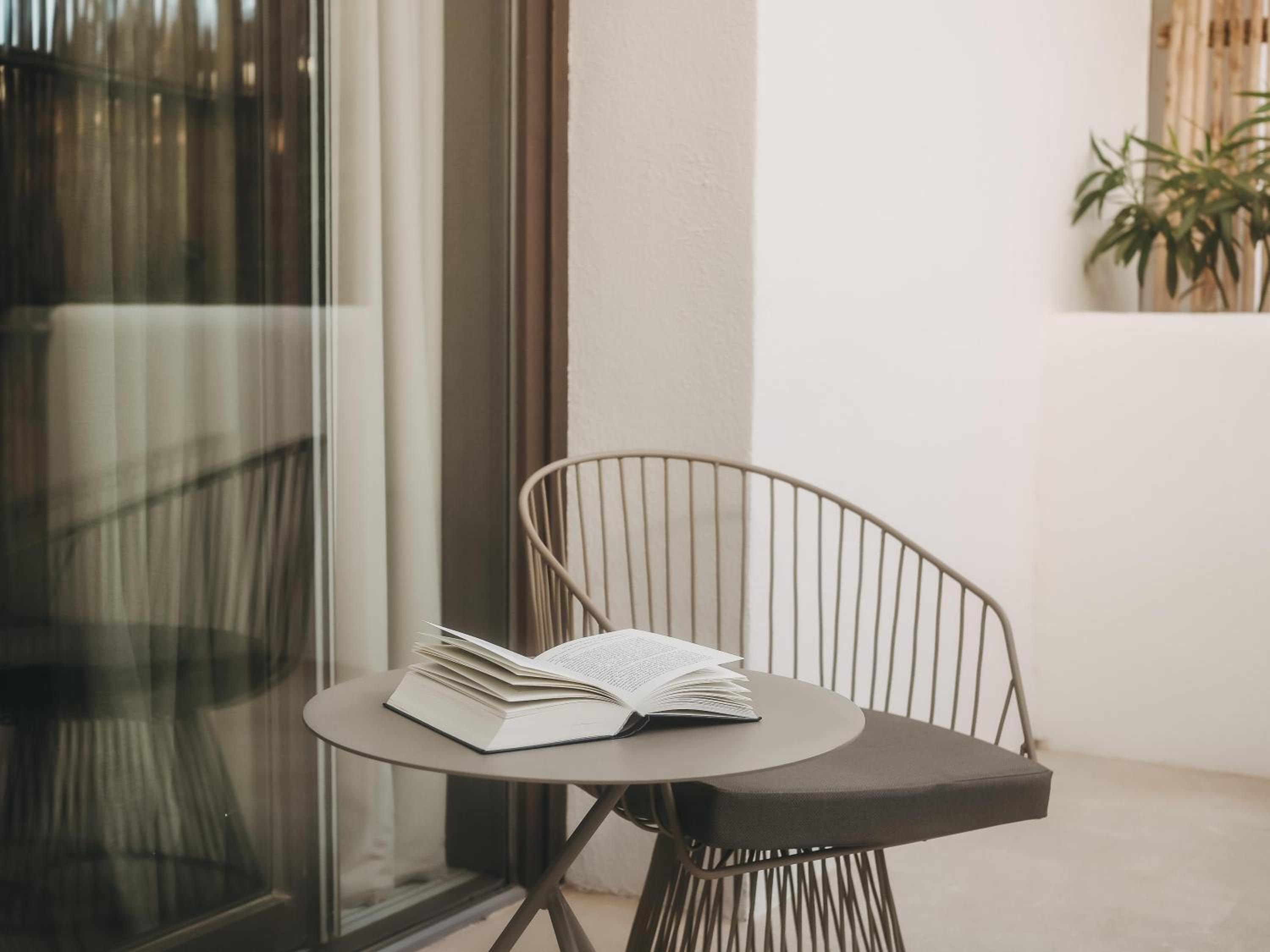 Superior Double Room with Balcony thumbnail 5
