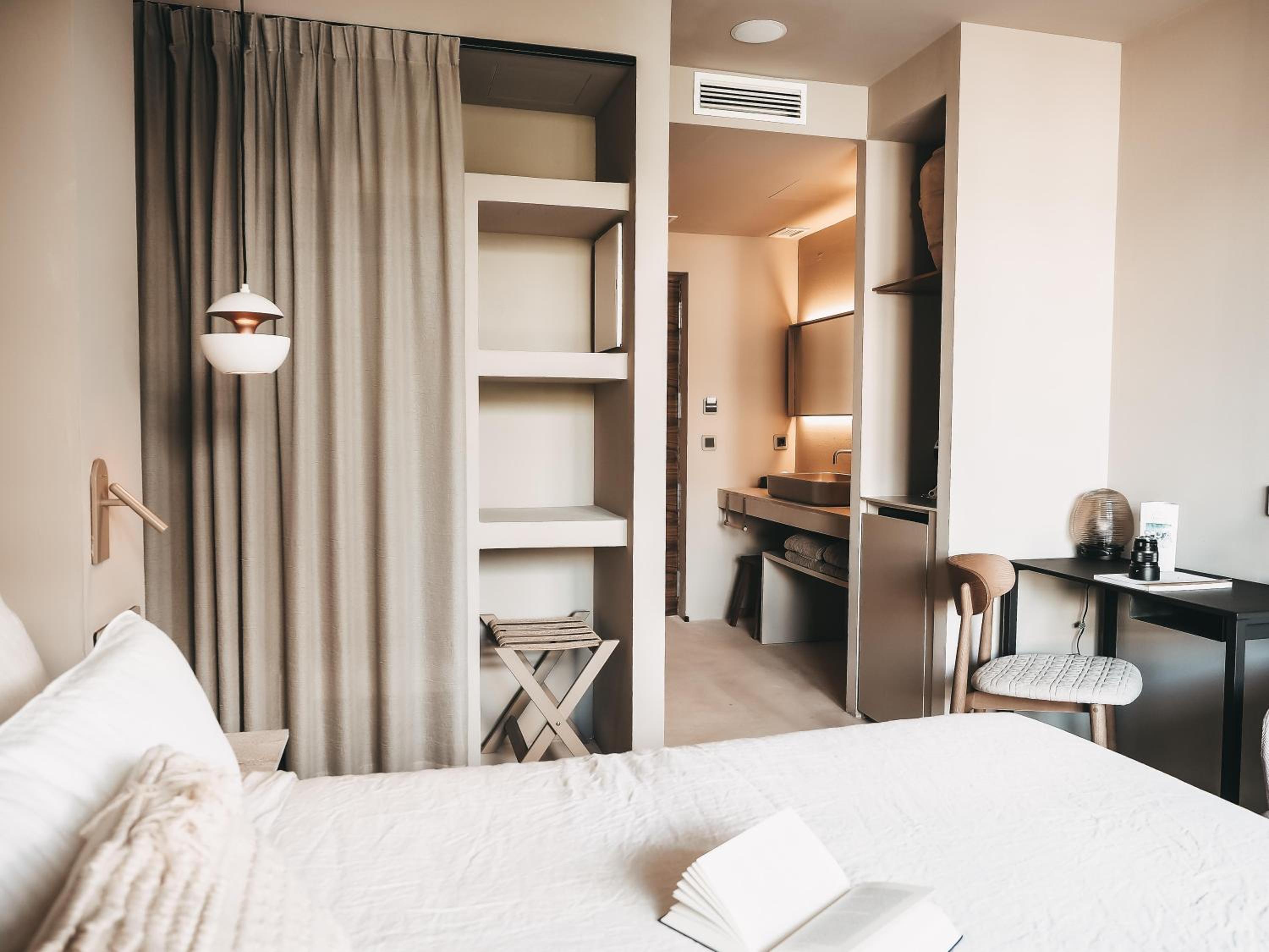 Double Room with Balcony thumbnail 6