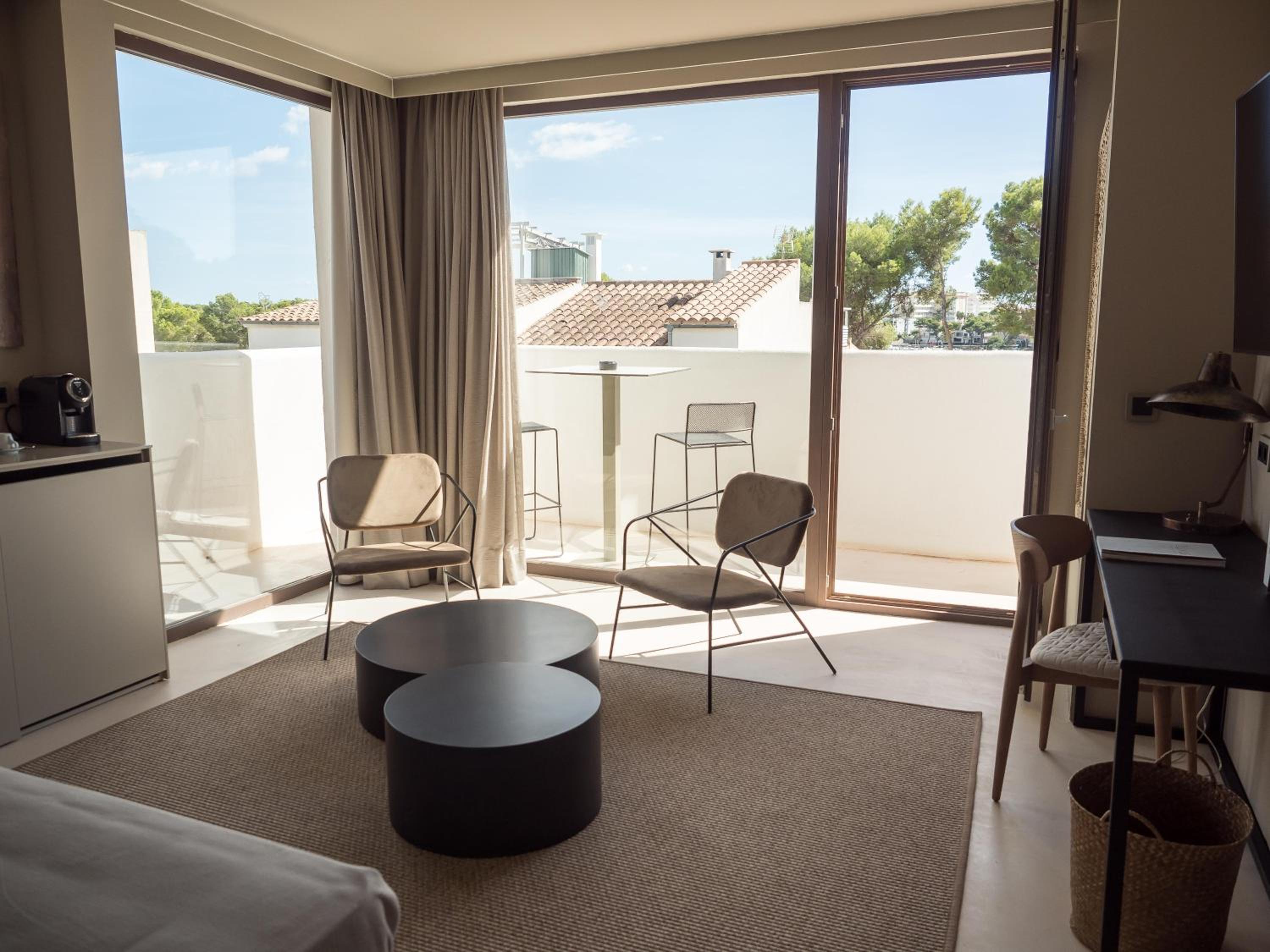 Suite with Balcony thumbnail 5