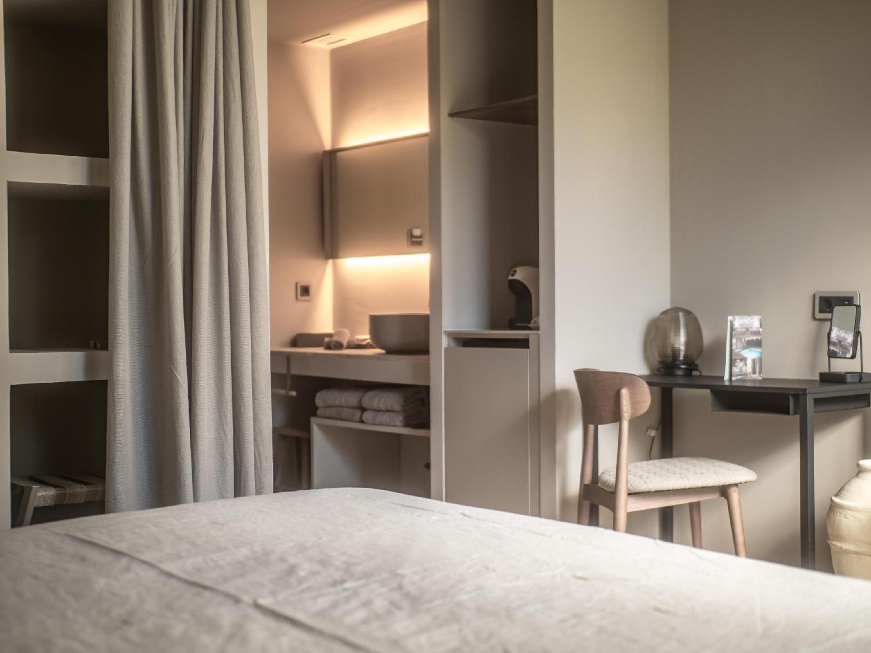 Double Room thumbnail 6