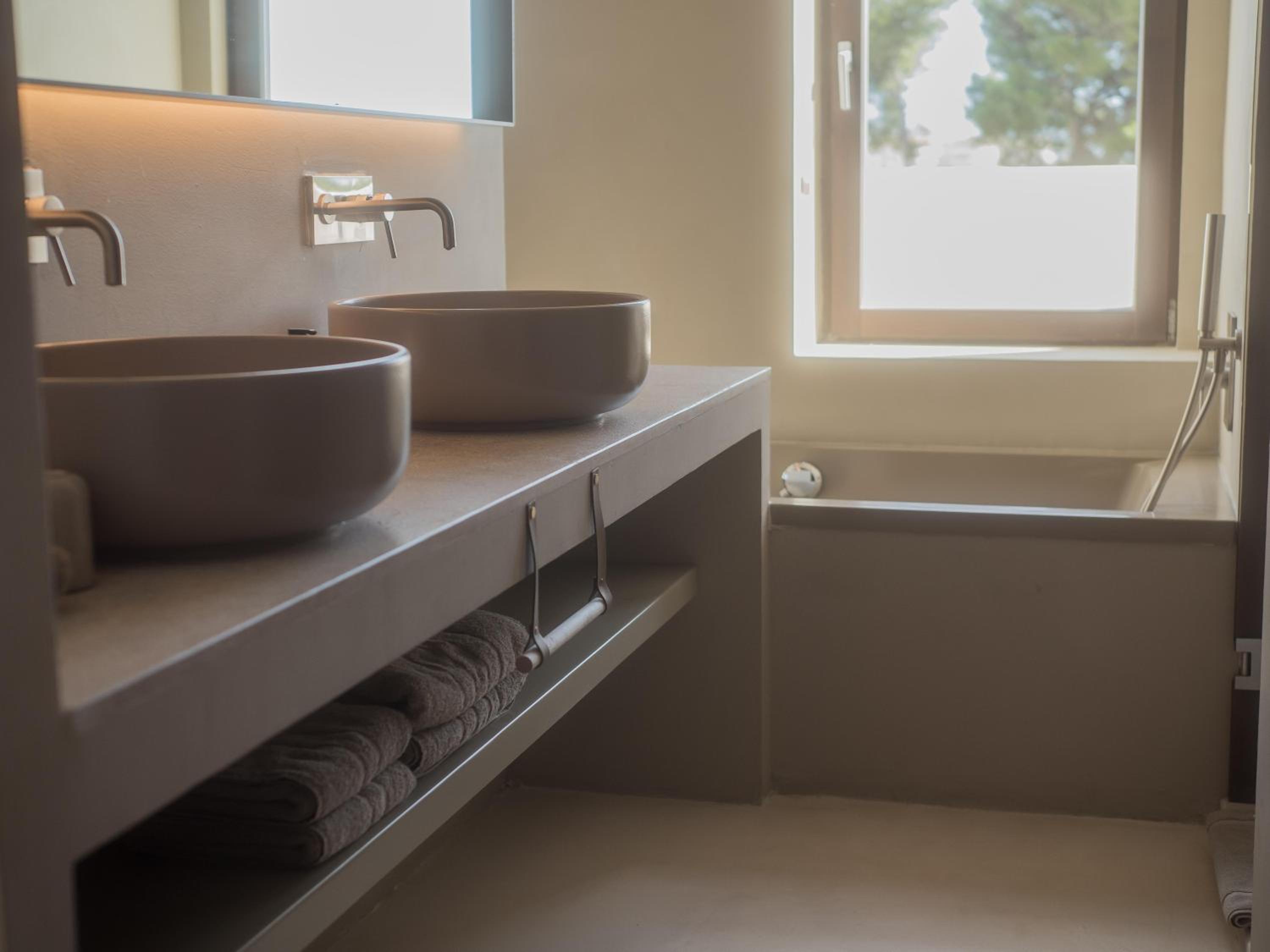 Suite with Balcony thumbnail 6