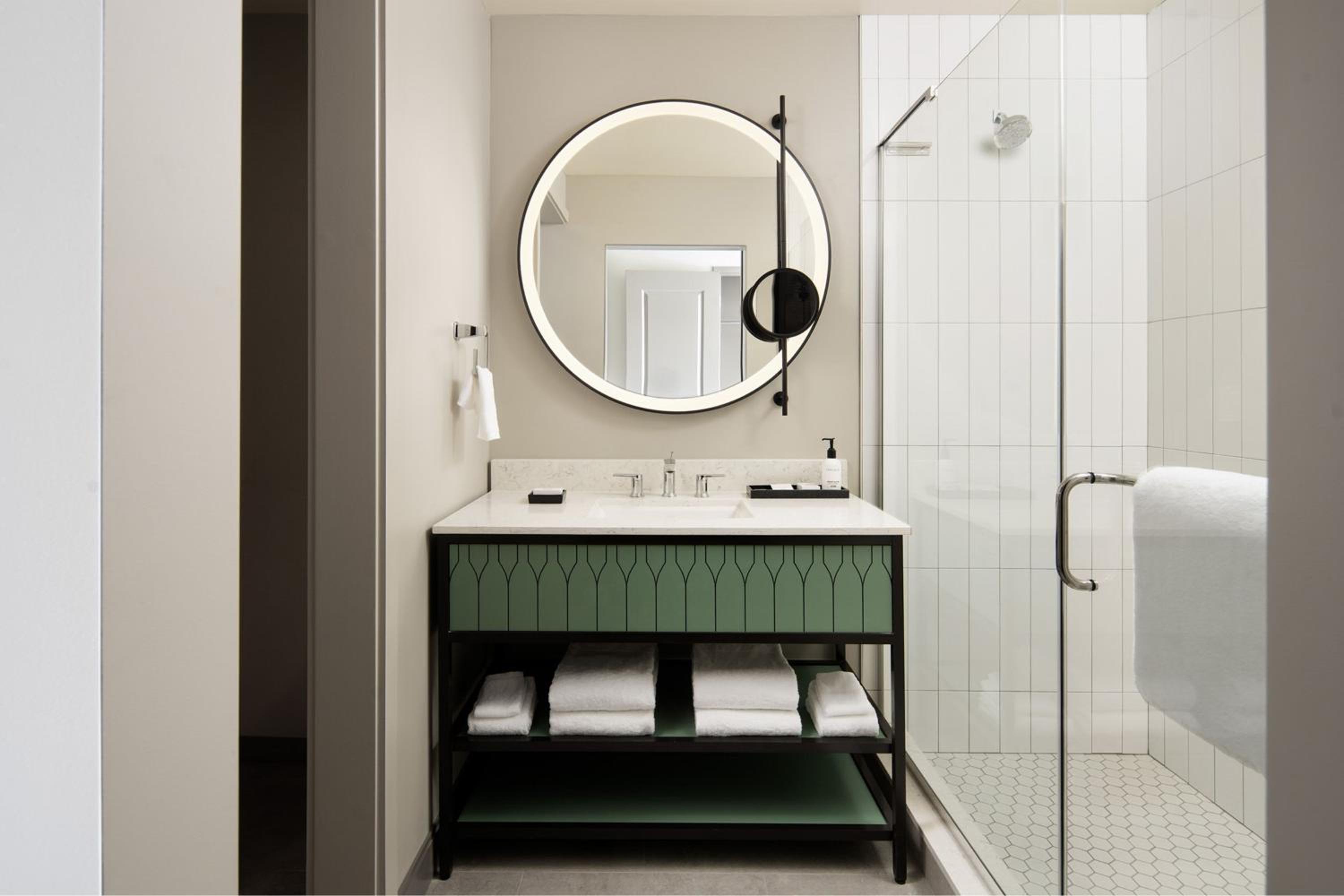 Classic King Room - Hearing Accessible photo 3