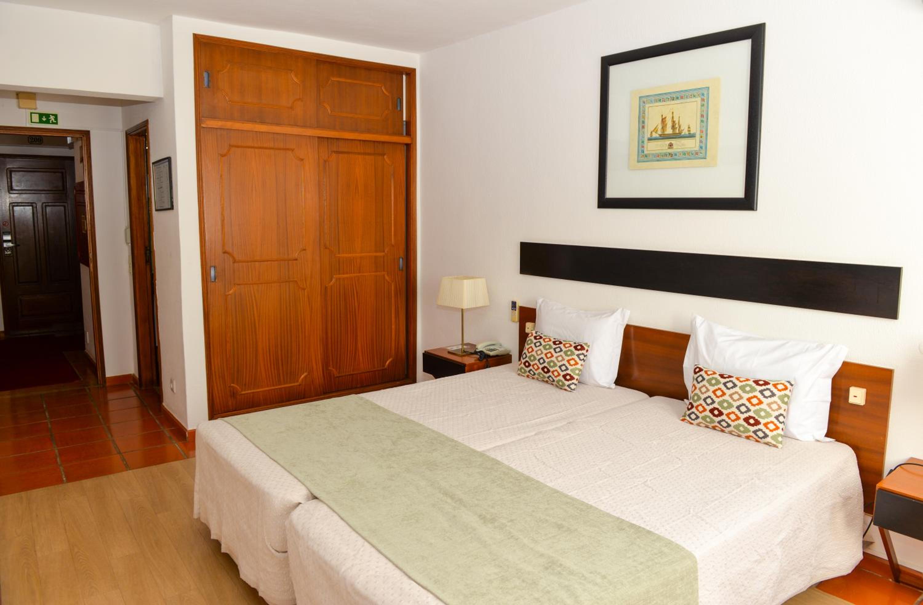 Deluxe Double Room (2 Adults + 1 Child) thumbnail 5