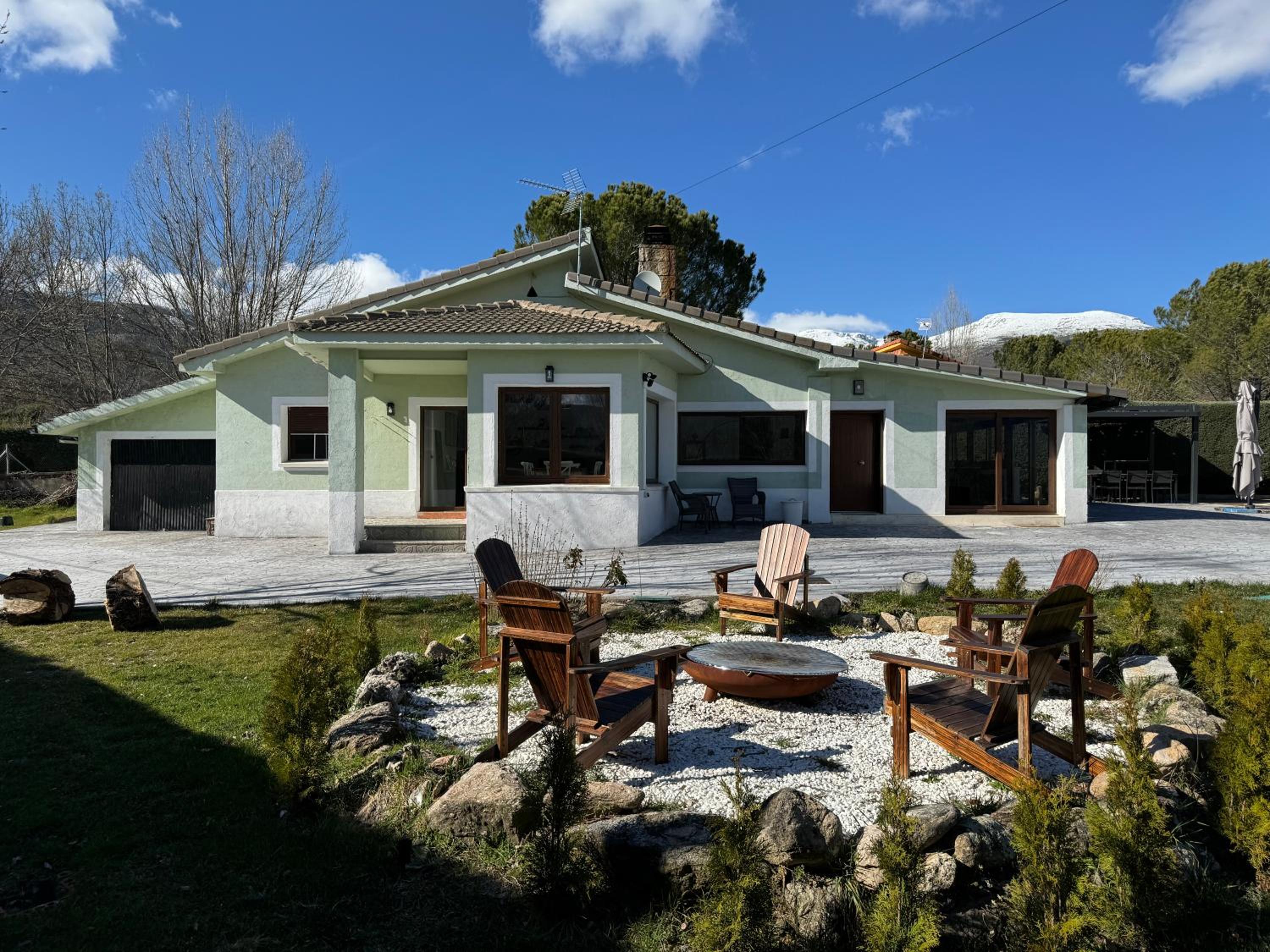 Six-Bedroom House photo 2