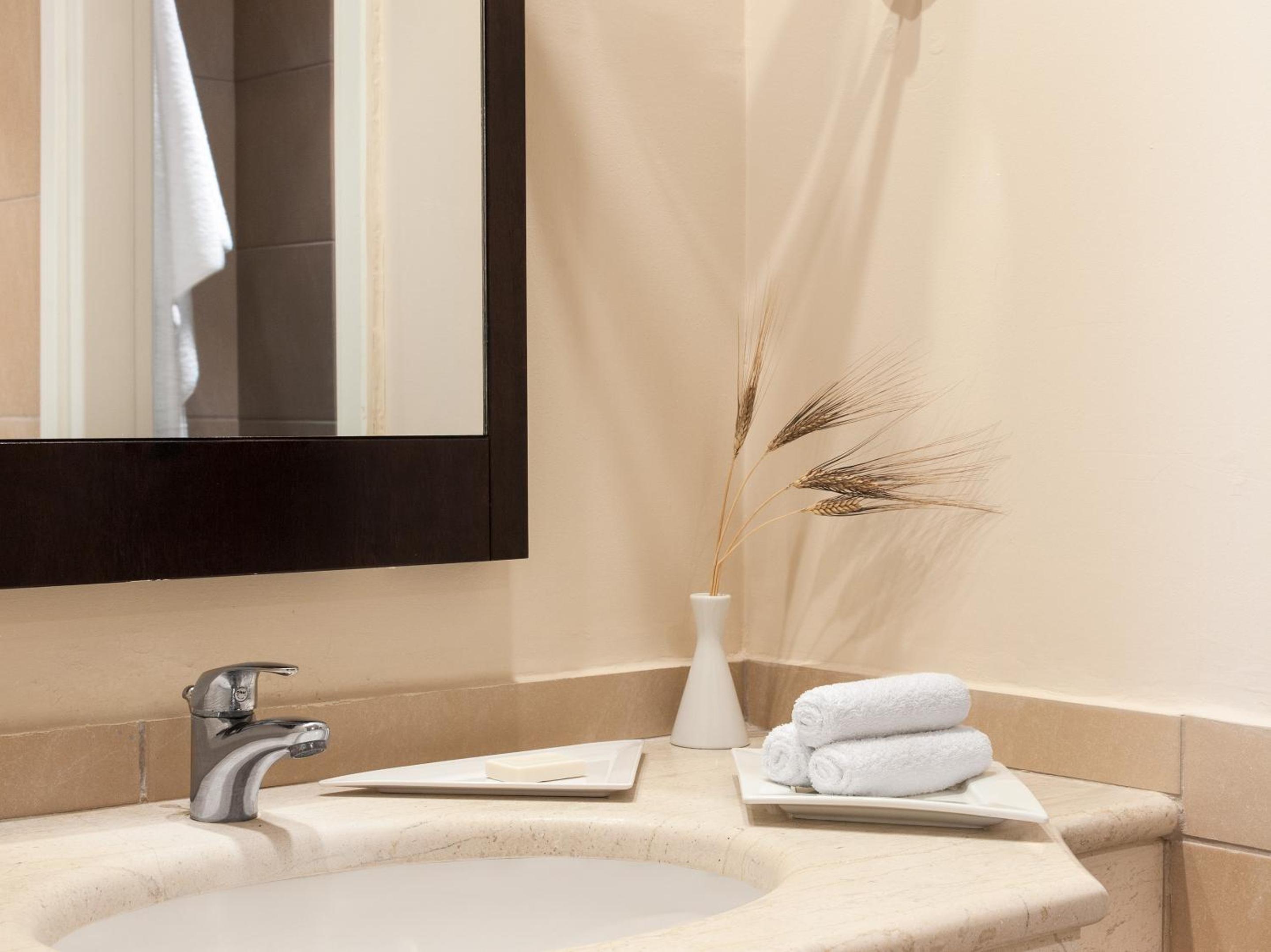 Deluxe Suite Seafront - Photo 3