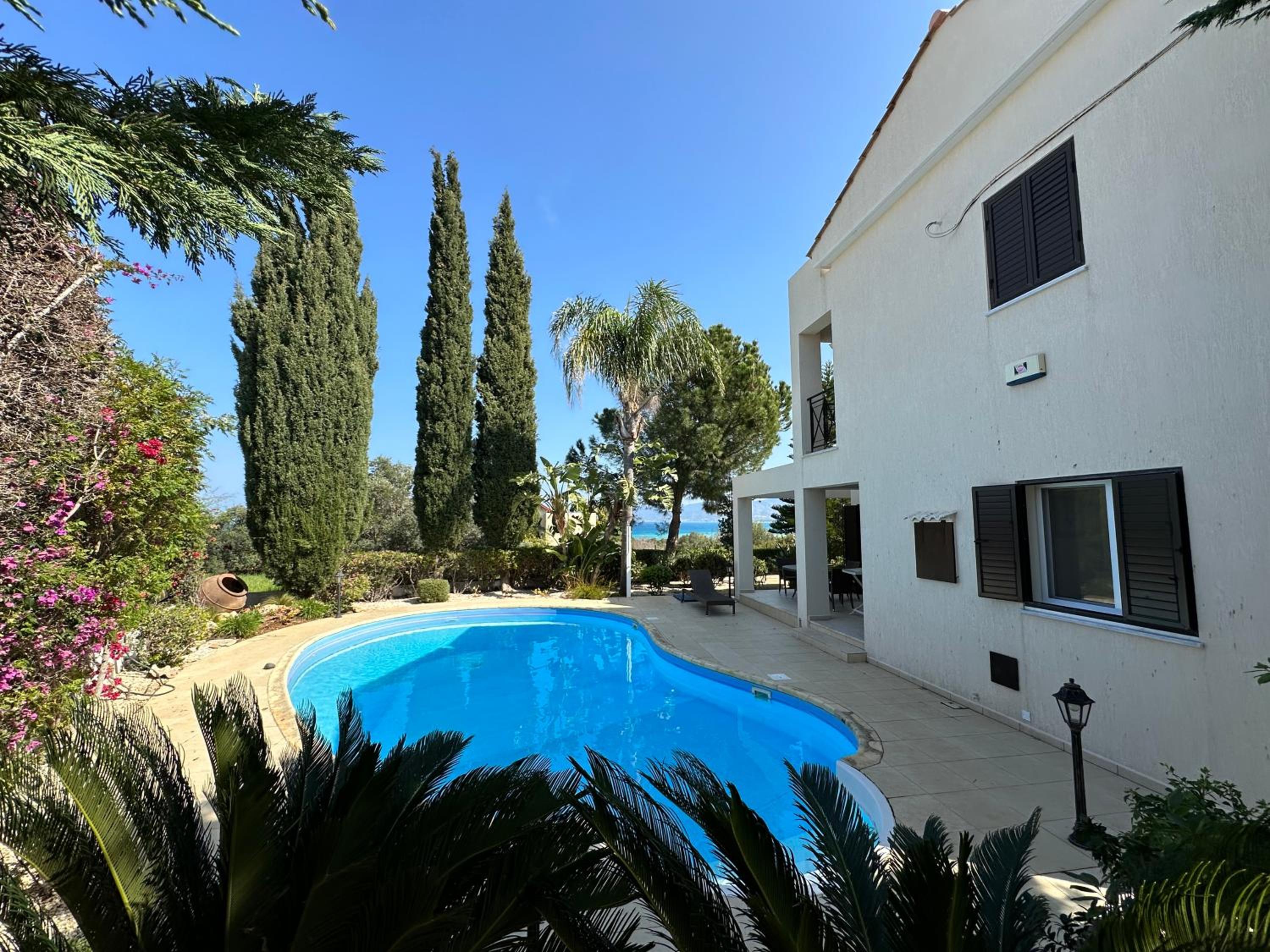 Three-Bedroom Villa photo 2