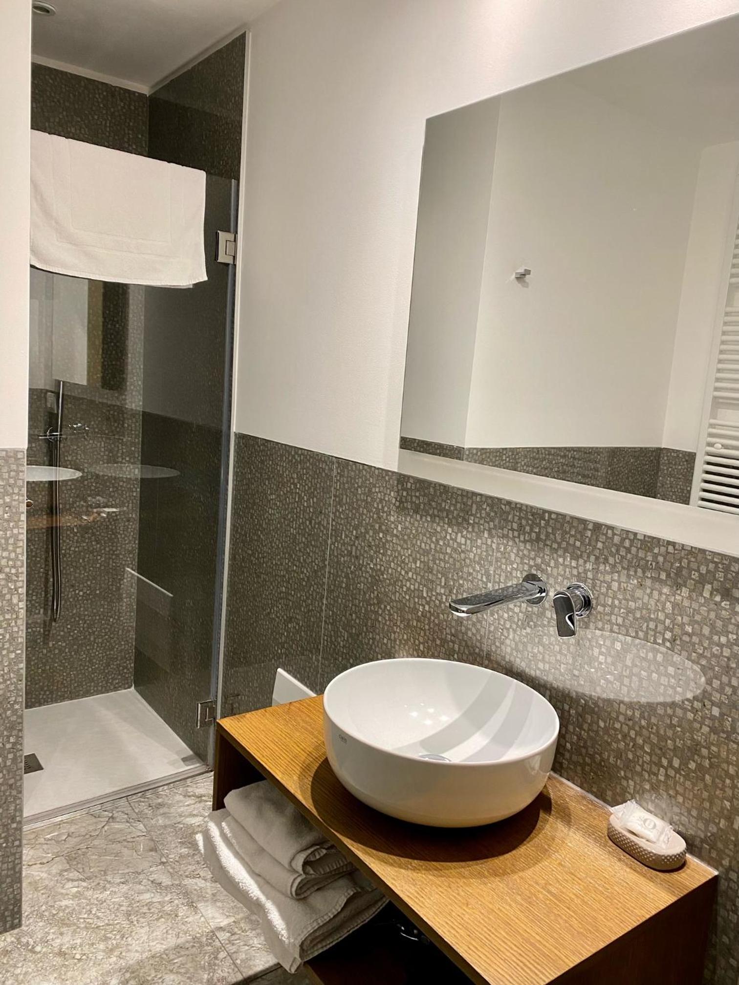 Double Room with Balcony - Photo 7