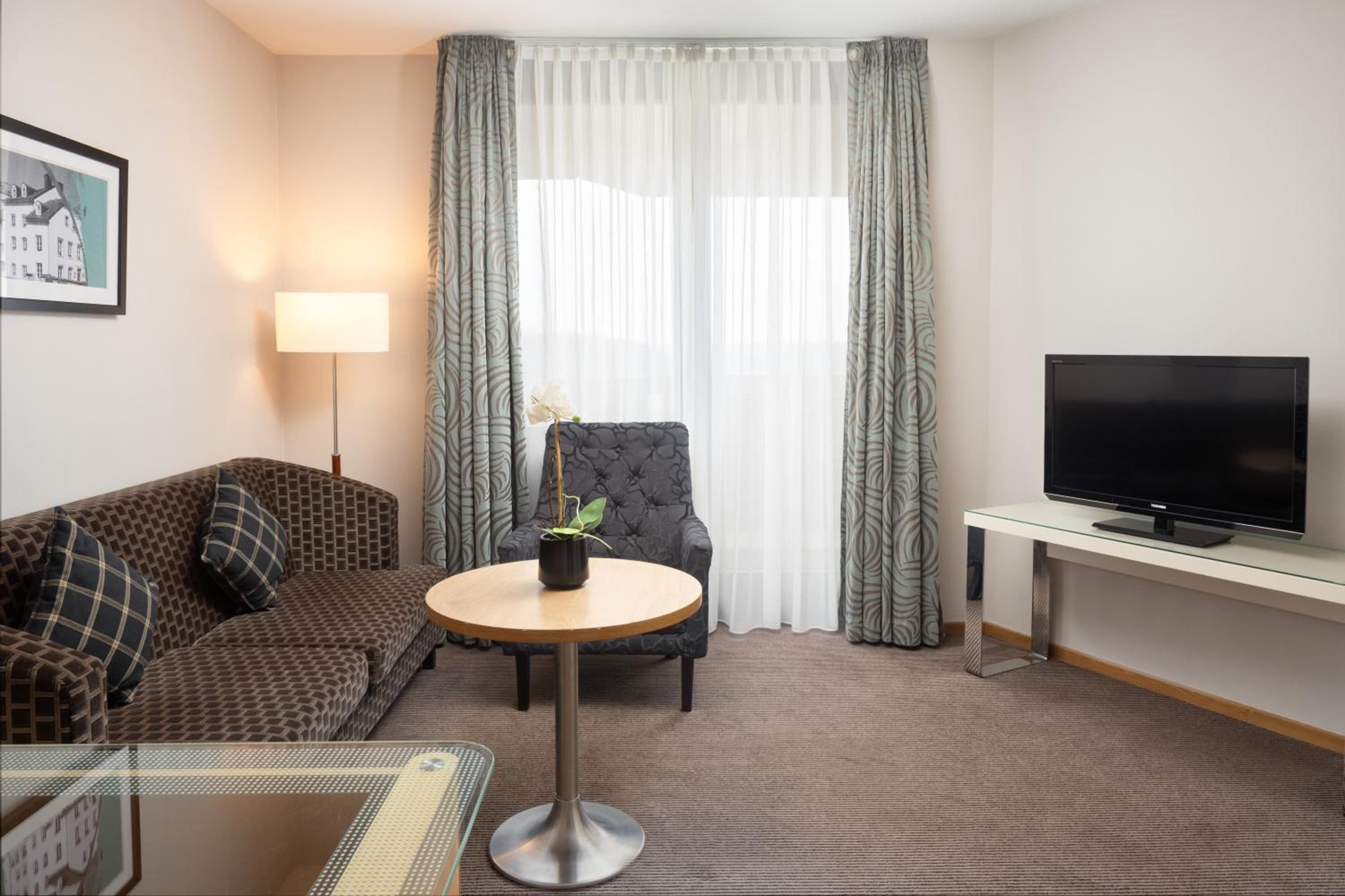 Deluxe King Room - Photo 7