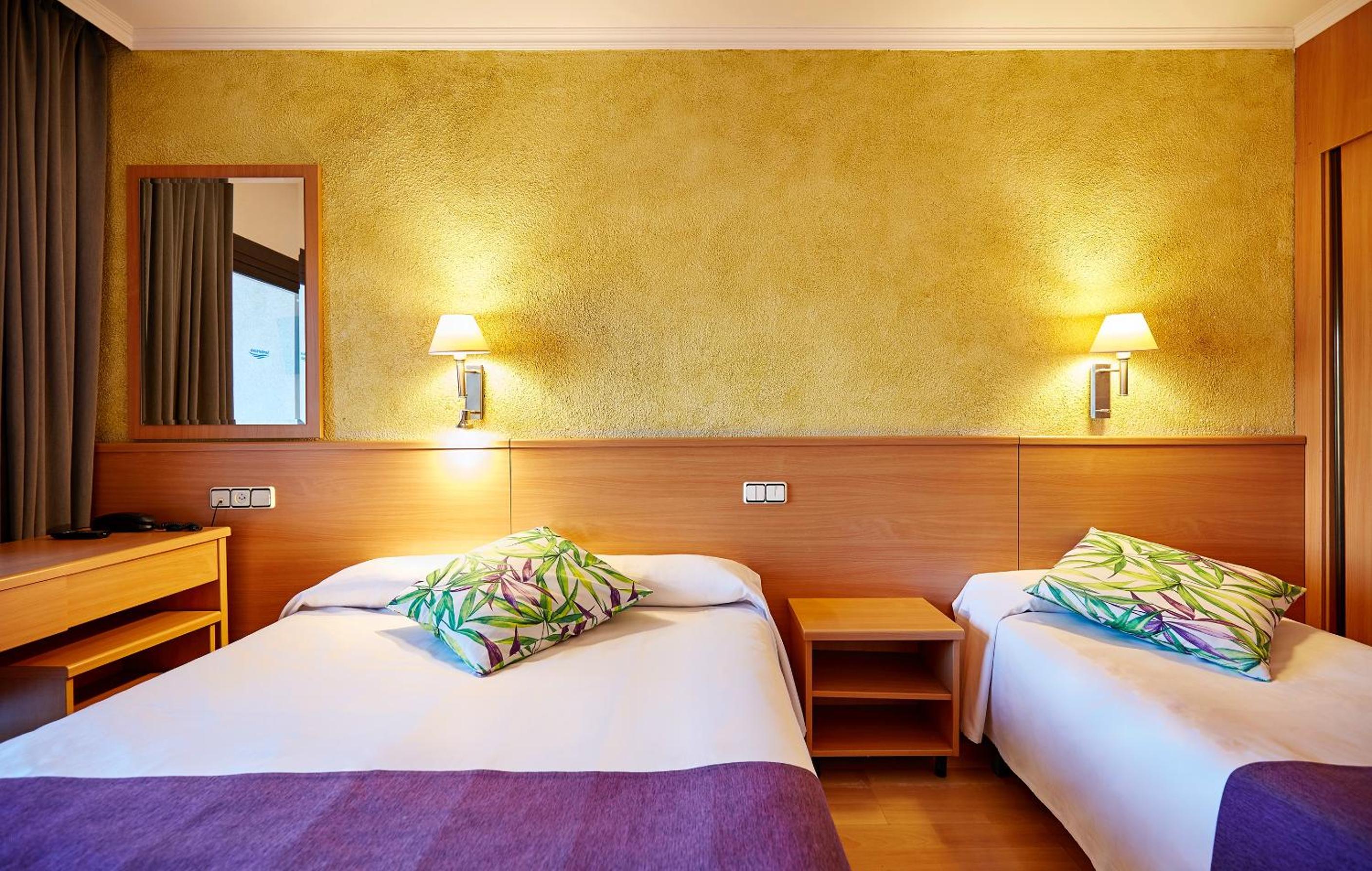 Double or Twin Room with Extra Bed (3 Adults) photo 2