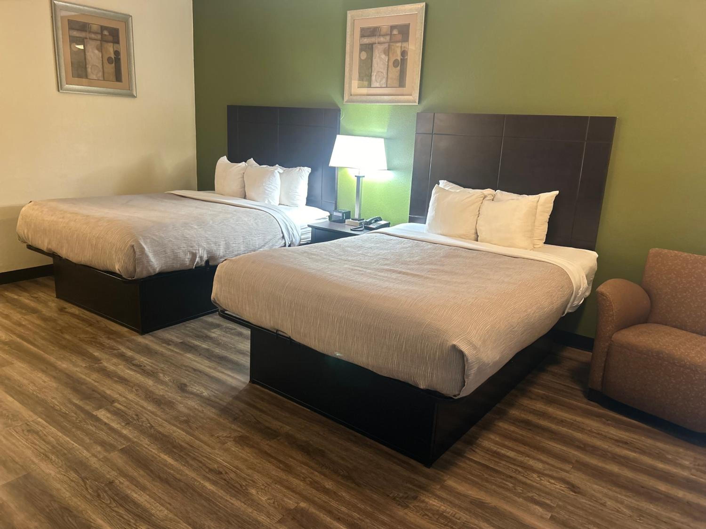 Queen Room with Two Queen Beds - Non-Smoking - Photo 6