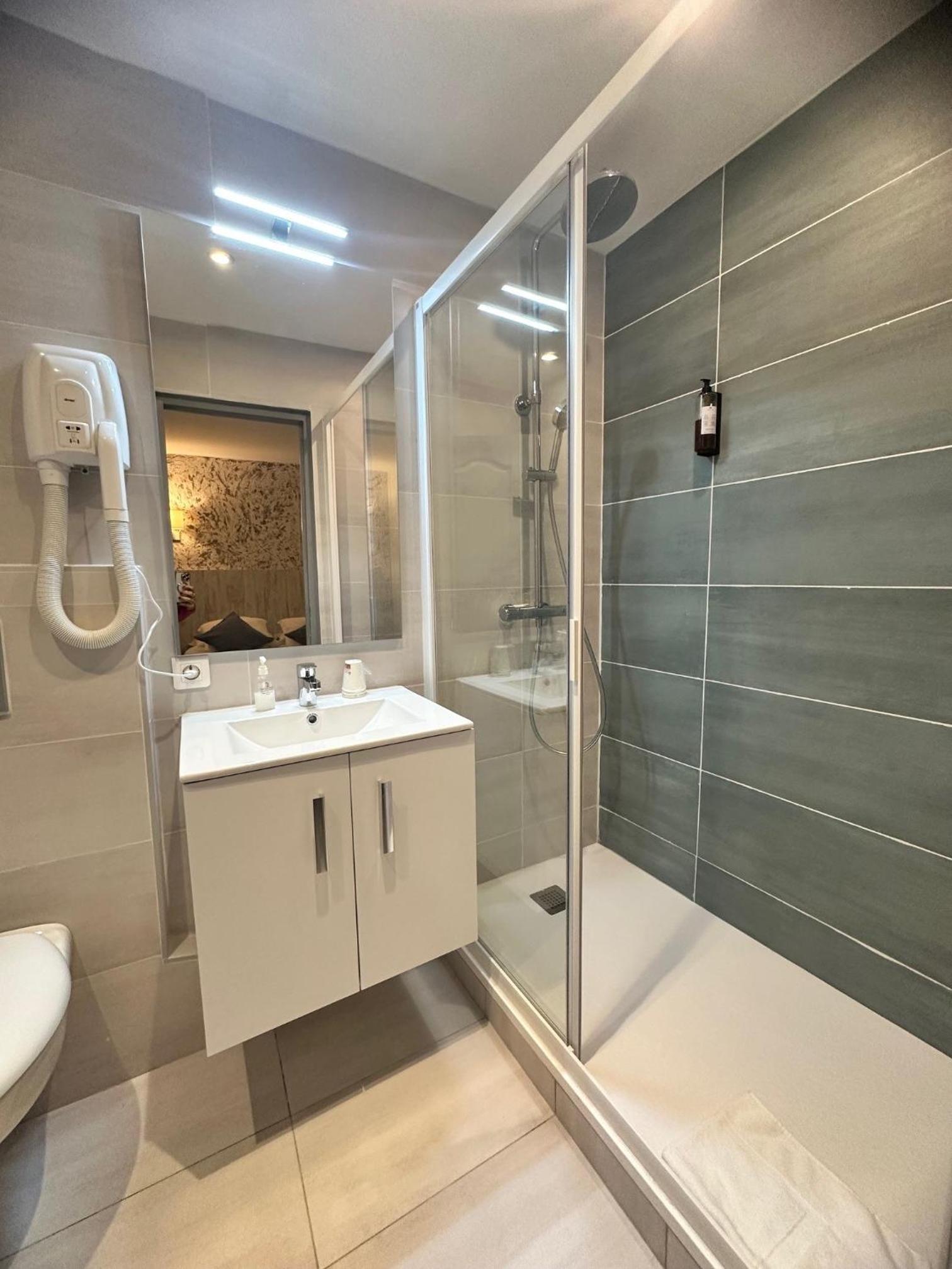 Comfort Double Room with Terrace or Balcony - Partial sea view - Photo 5